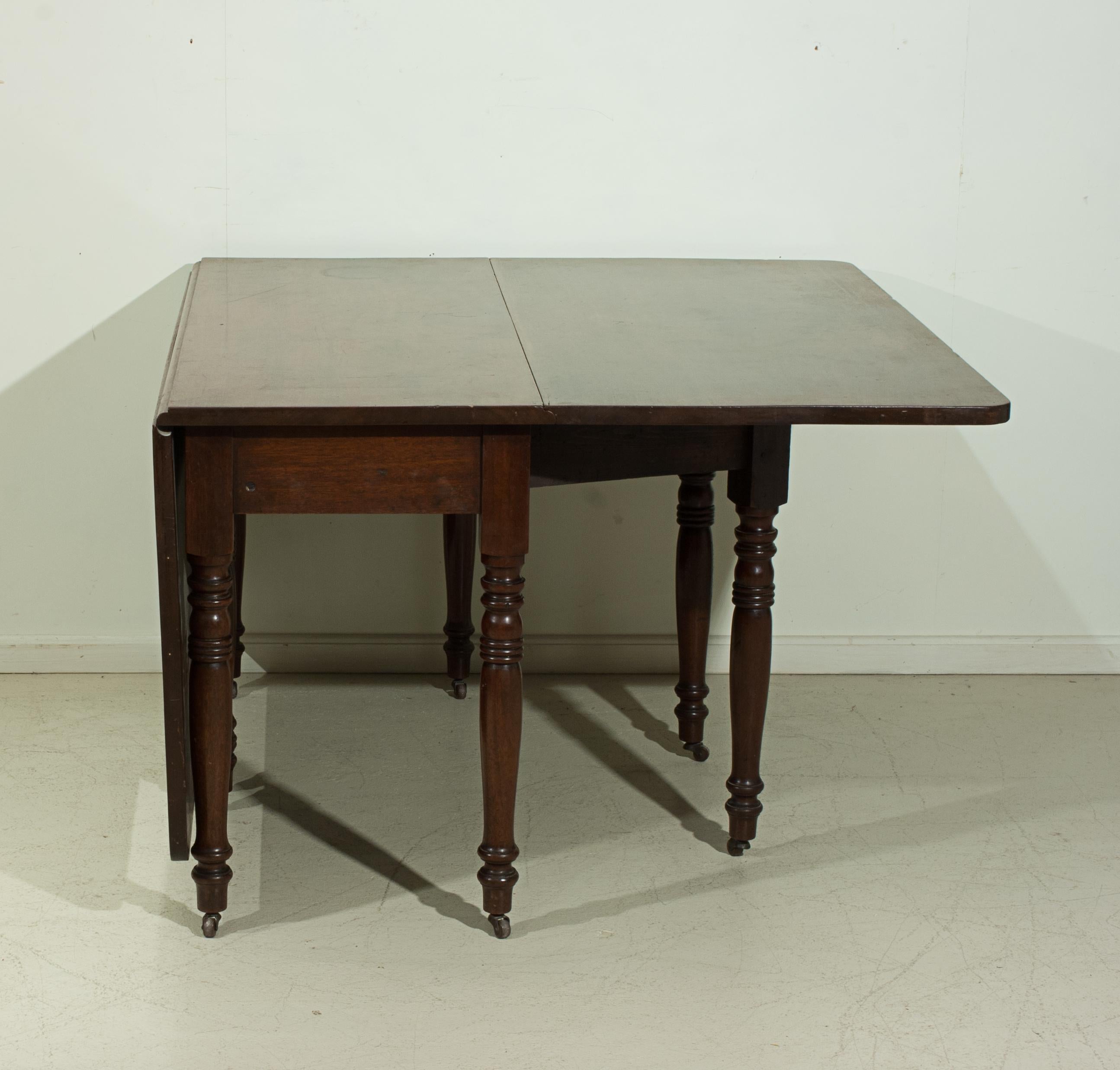 Antique Drop Leaf Double Gate Leg Table In Good Condition For Sale In Oxfordshire, GB