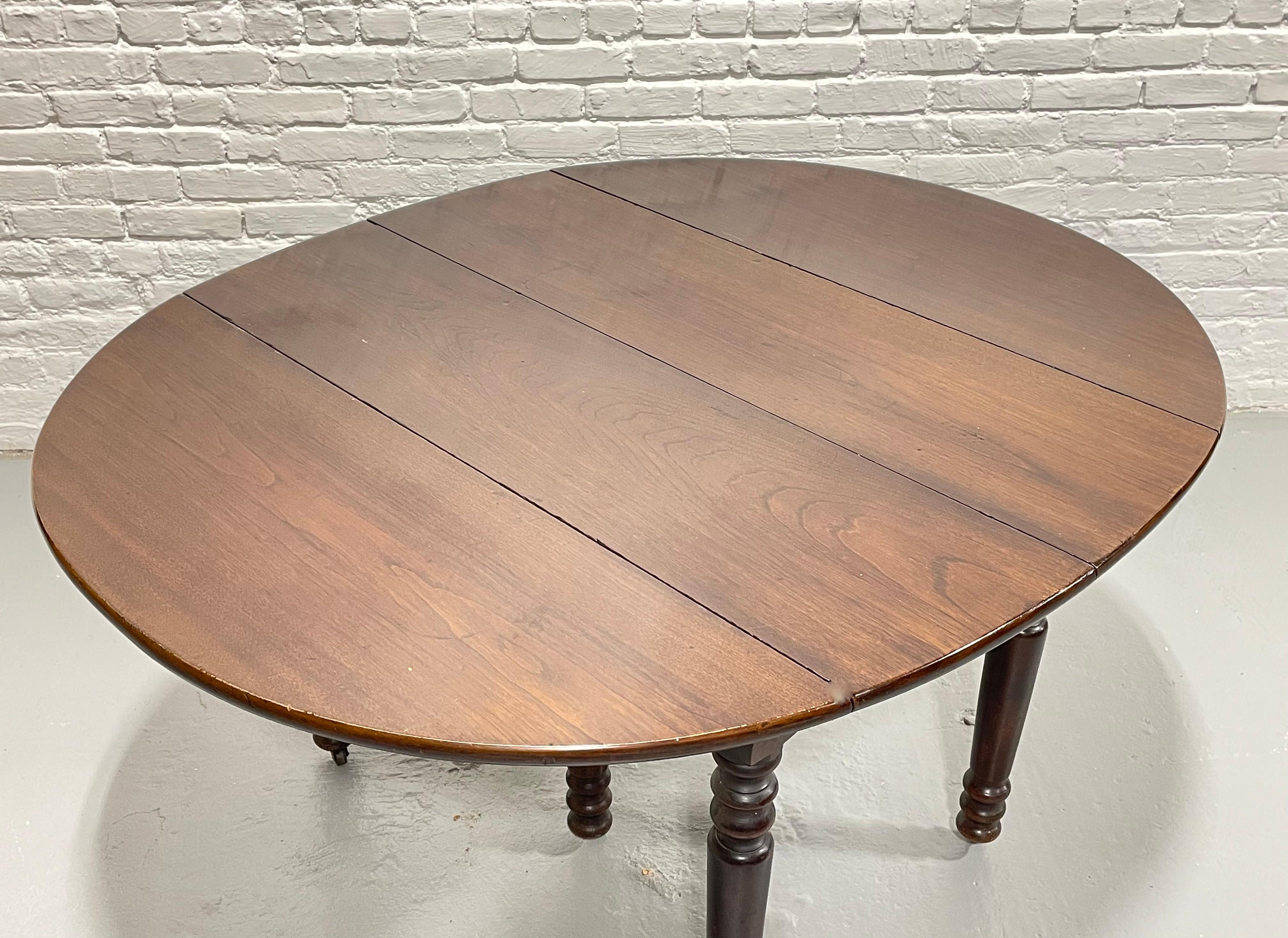 Antique Drop Leaf Expandable Mahogany Oval Dining Table, c. 1910 For Sale 1