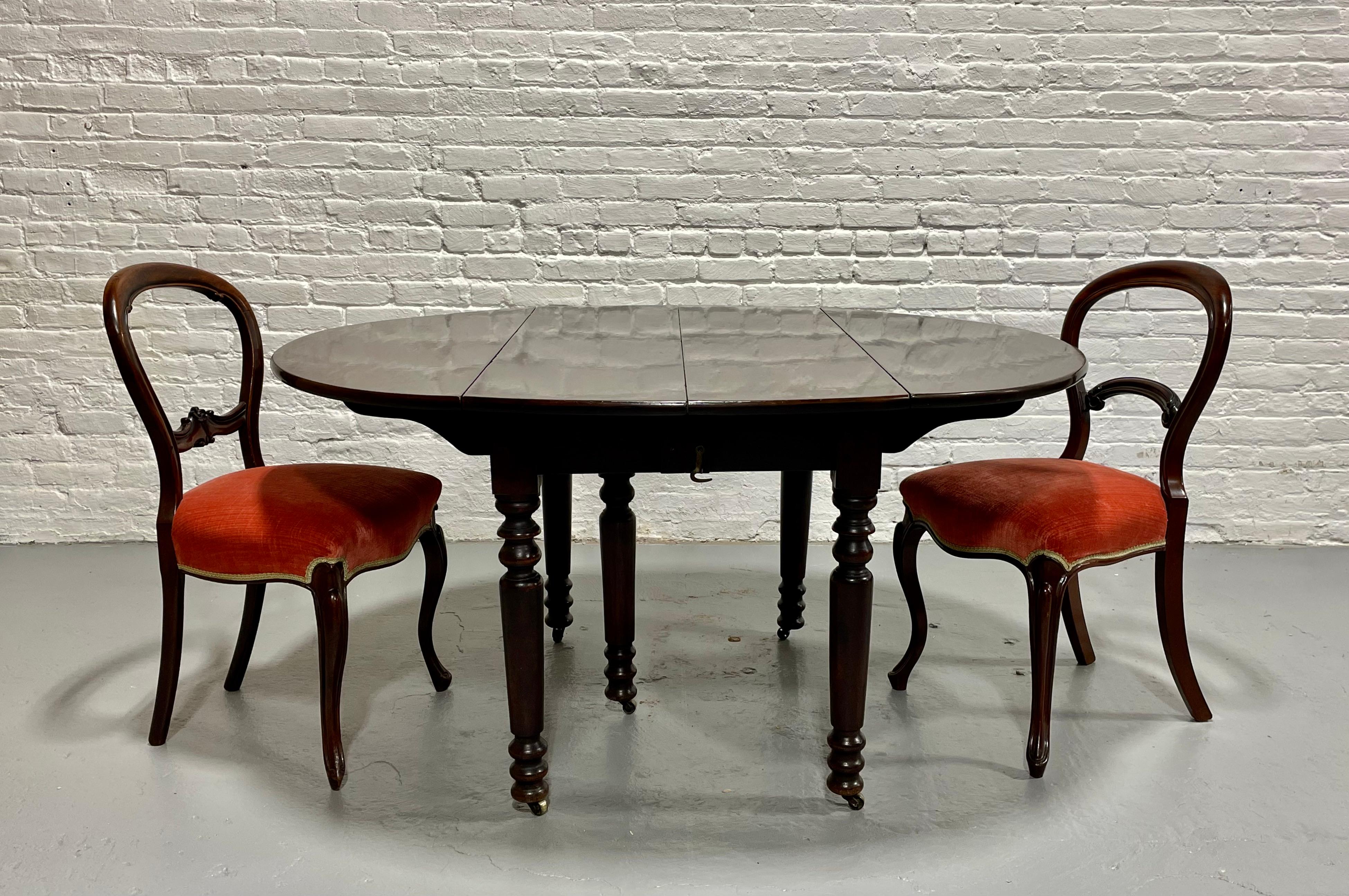 Antique Drop Leaf Expandable Mahogany Oval Dining Table, c. 1910 For Sale 2