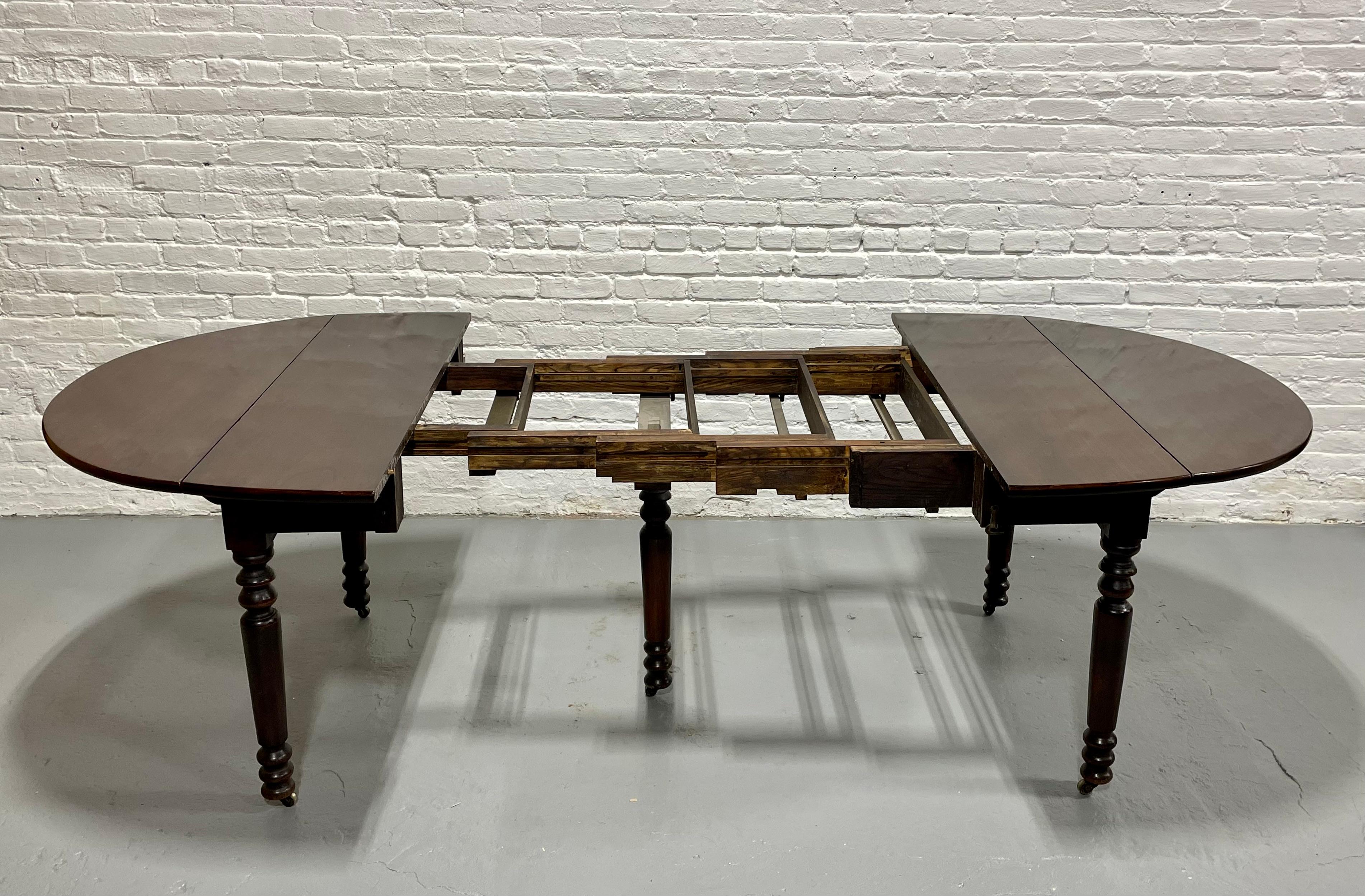 Antique Drop Leaf Expandable Mahogany Oval Dining Table, c. 1910 For Sale 3