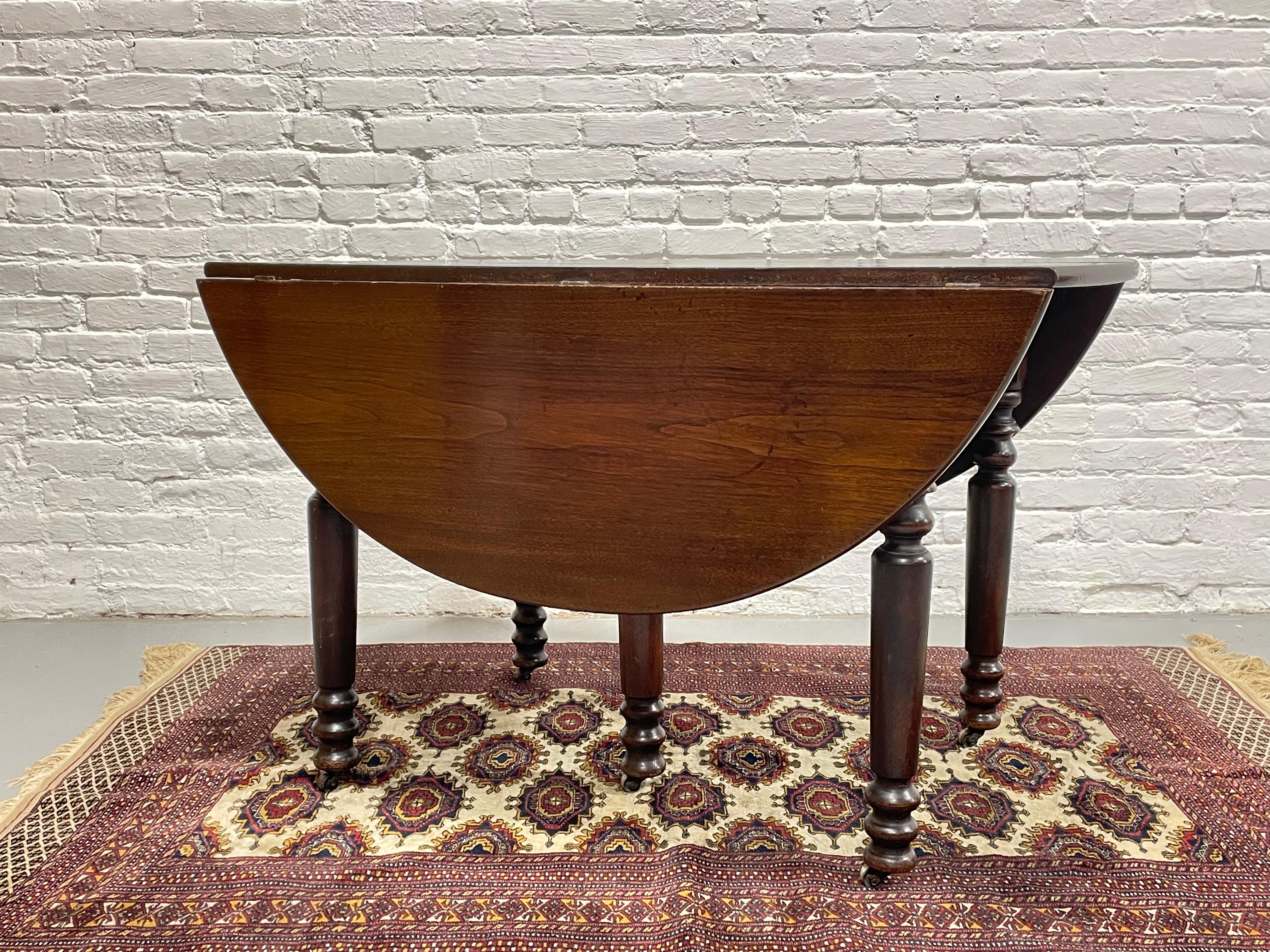 Antique Drop Leaf Expandable Mahogany Oval Dining Table, c. 1910 For Sale 6