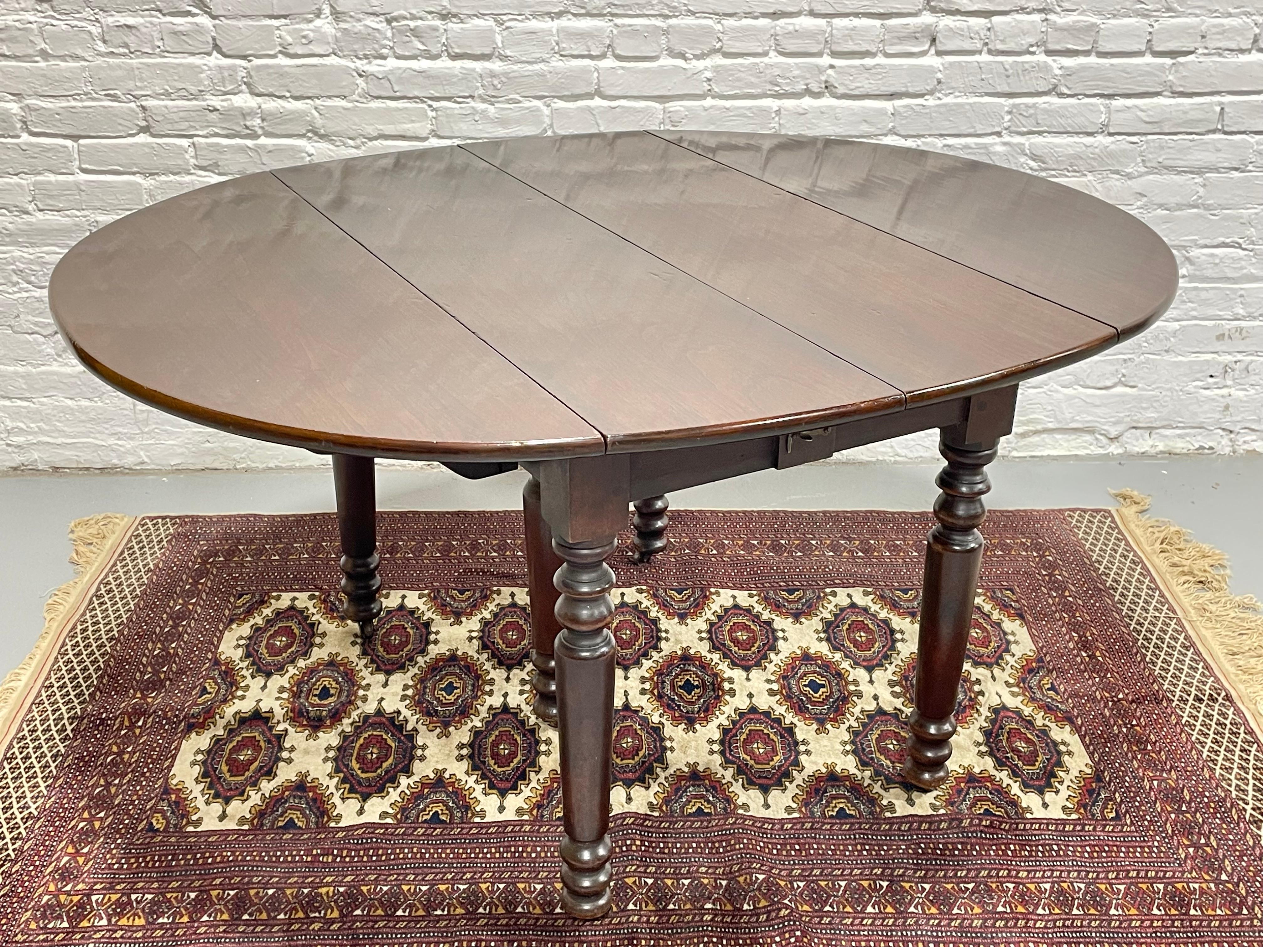 Antique Drop Leaf Expandable Mahogany Oval Dining Table, c. 1910 For Sale 7