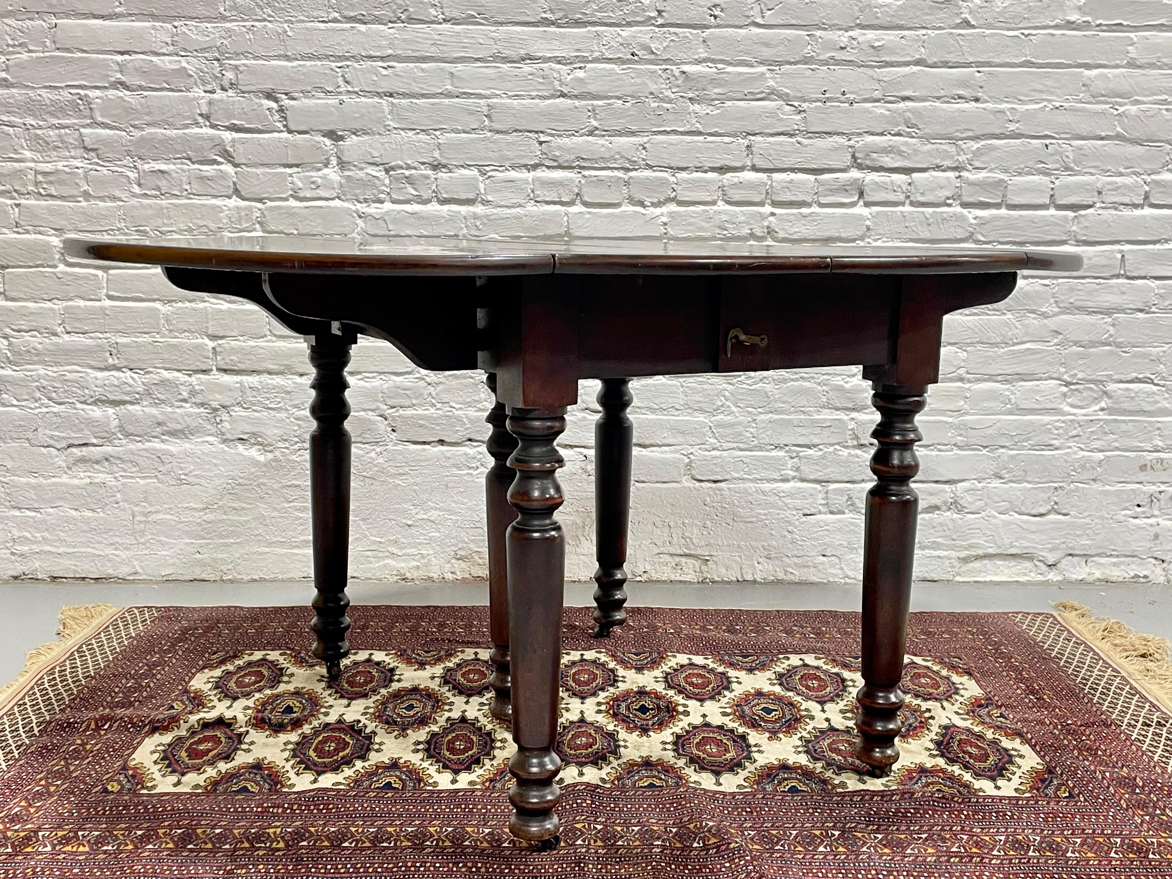 Victorian Antique Drop Leaf Expandable Mahogany Oval Dining Table, c. 1910 For Sale