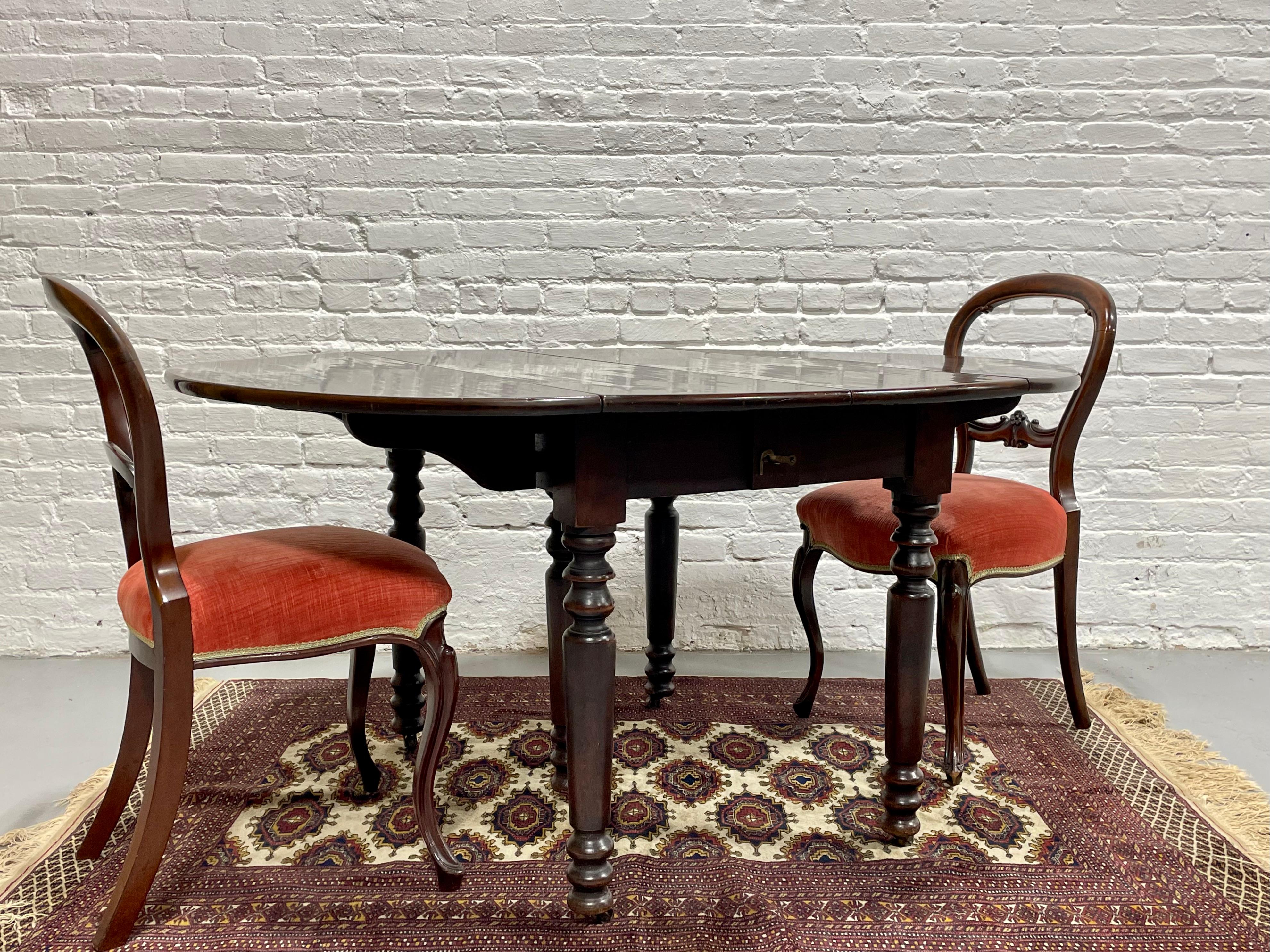Antique Drop Leaf Expandable Mahogany Oval Dining Table, c. 1910 In Good Condition For Sale In Weehawken, NJ