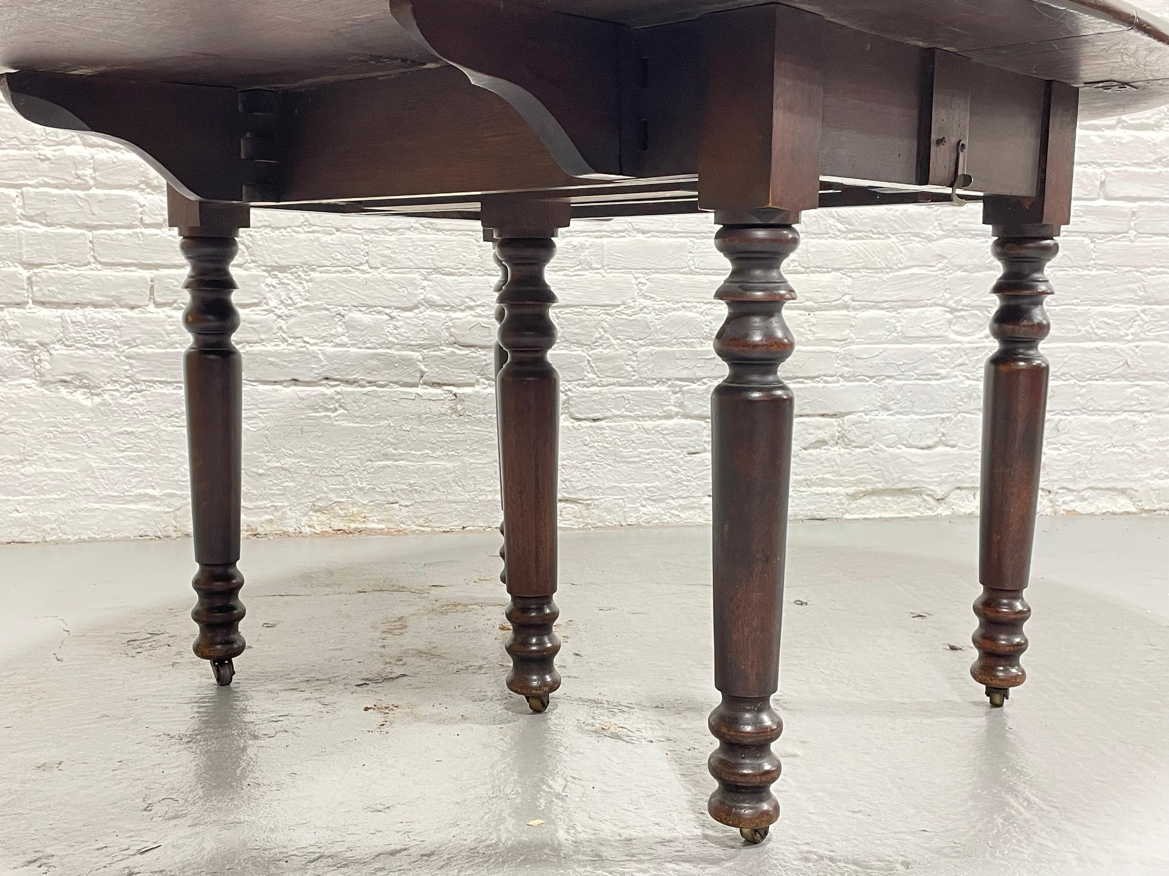 Early 20th Century Antique Drop Leaf Expandable Mahogany Oval Dining Table, c. 1910 For Sale