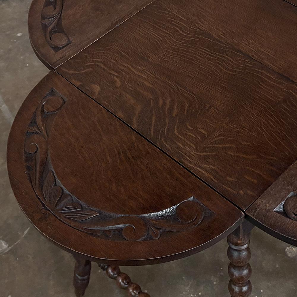 Chêne Ancienne table d'extrémité à pattes en spirale et à feuilles tombantes en vente