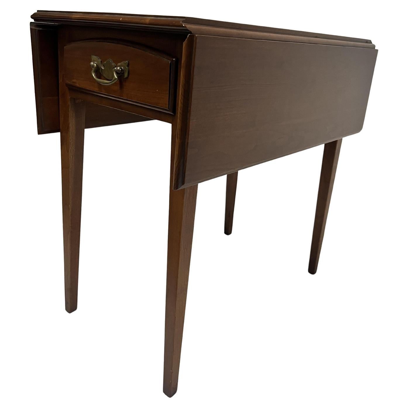 Antique Drop Leaf Table In Good Condition For Sale In Red Lion, PA