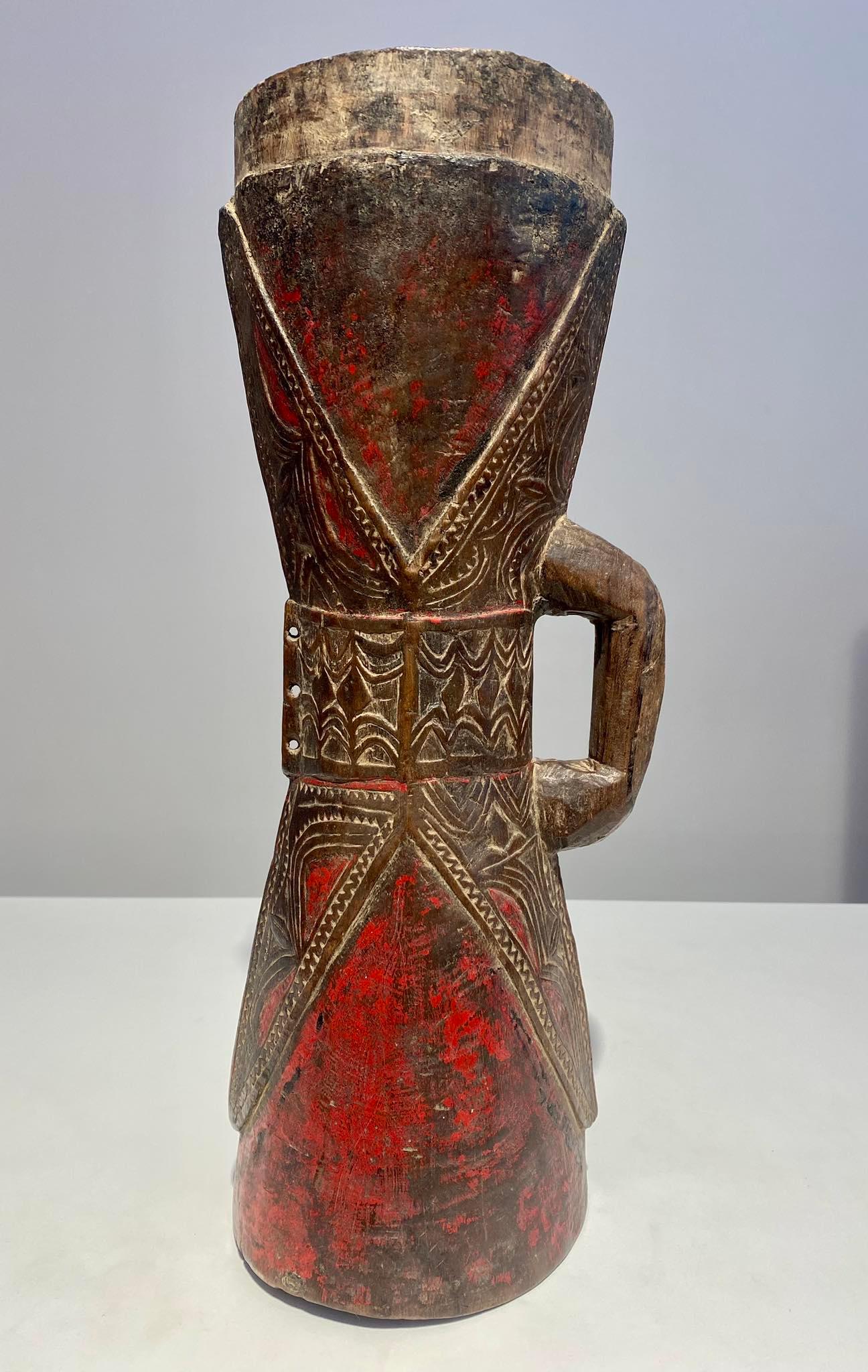 Tambor antiguo y excepcional del Bajo Sepik / Sepik Medio Papúa Nueva Guinea
Bonita pátina y huellas de uso.
Gente : ¿Iatmul?
País Papúa Nueva Guinea
Longitud: 40 cm
Muy buen estado
Pieza excepcional y calidad de museo (ver fotos)
Motivos tribales y