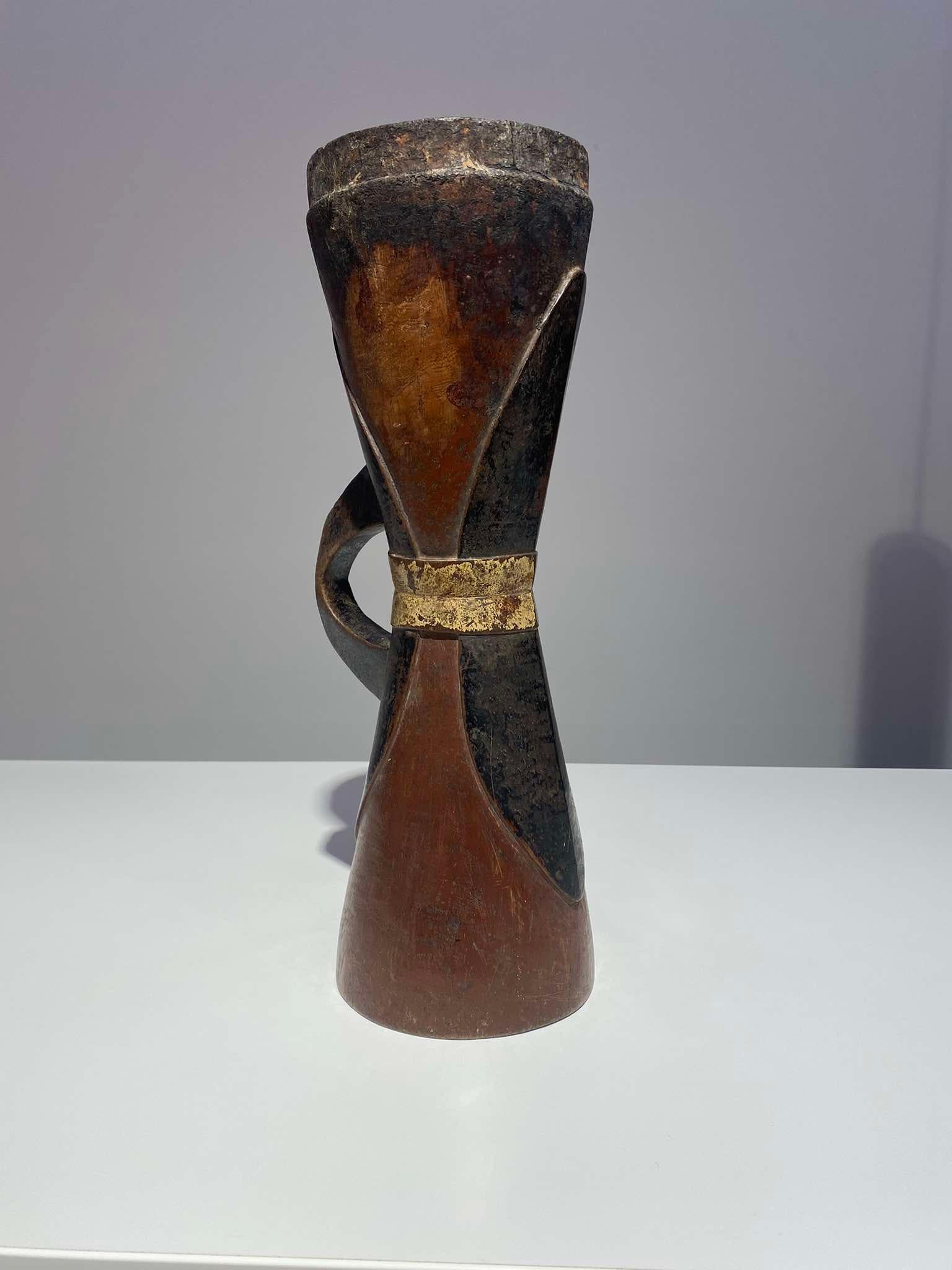 20ième siècle Antique tambour du Moyen Sépik Papouasie-Nouvelle-Guinée Murik lacs Ramu Océanique Art Iatmul en vente