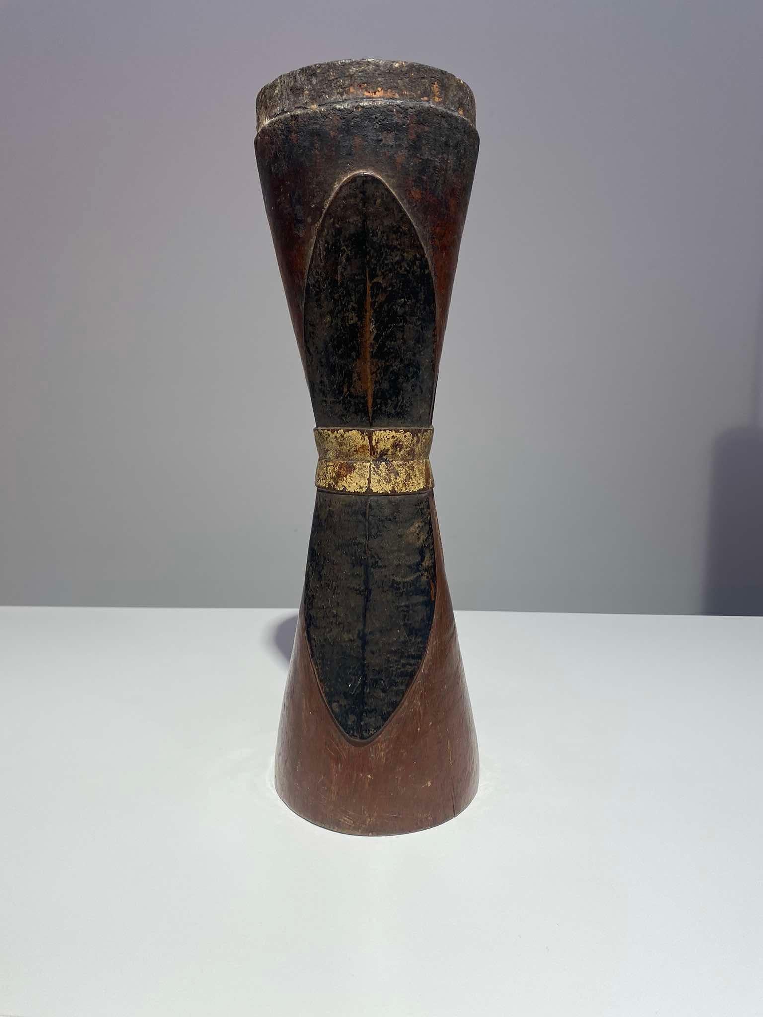 Bois Antique tambour du Moyen Sépik Papouasie-Nouvelle-Guinée Murik lacs Ramu Océanique Art Iatmul en vente