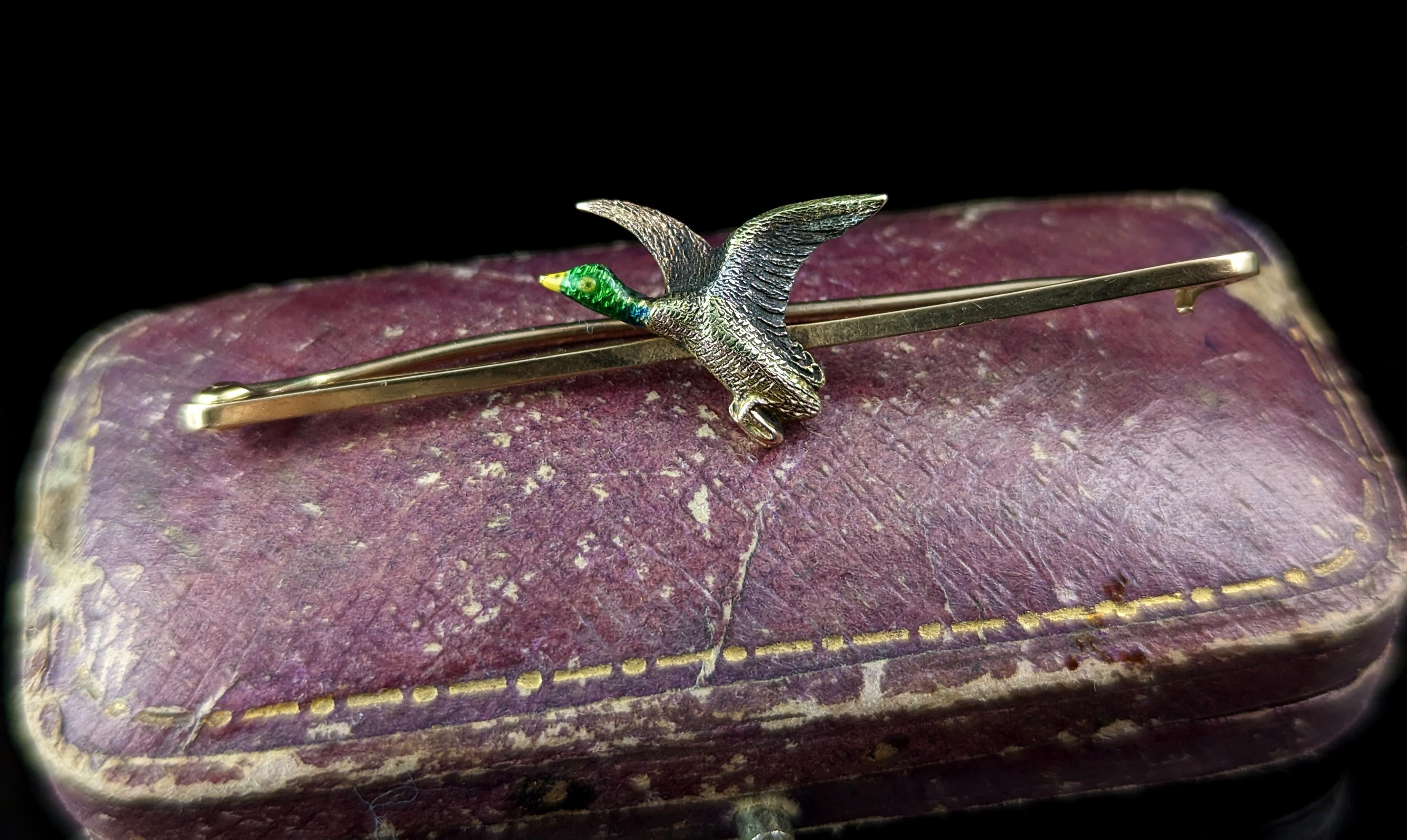 You can't help but be charmed by this fantastic antique duck brooch.

It is a bar brooch set with a highly detailed little duck just taking flight, the duck is crafted in 15ct gold and platinum and has textured and enamel detailing.

Ducks were