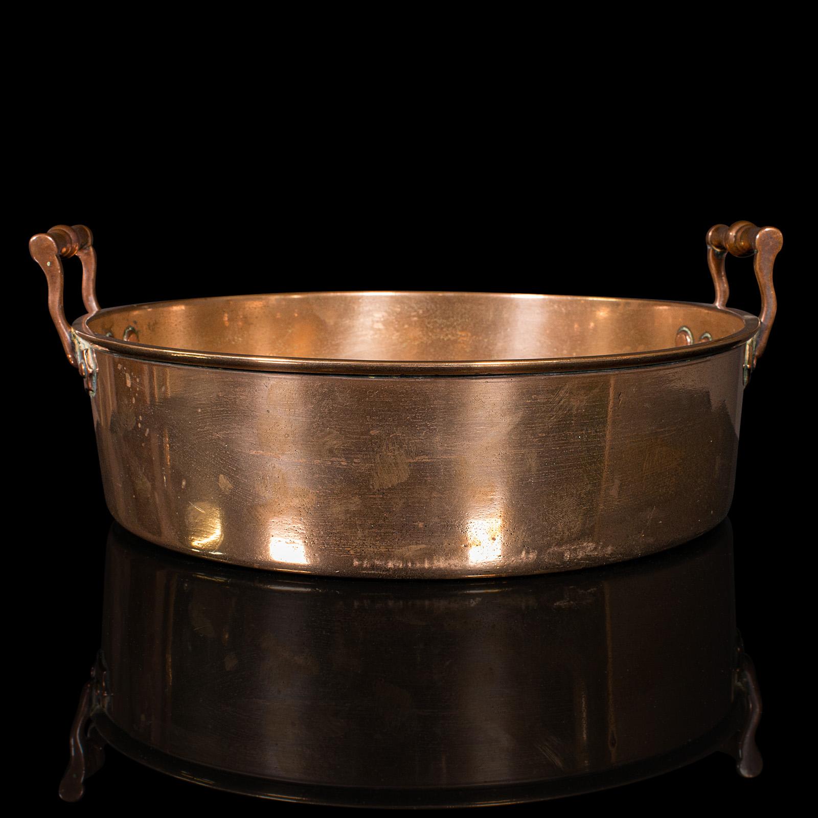 
Dies ist eine antike Entenbratpfanne. Eine englische Konservenschale aus Bronze aus der georgianischen Zeit, um 1800.

Wunderschön präsentierte antike Ente oder Wildpfanne
Zeigt eine wünschenswerte gealterte Patina und in gutem Zustand
Bronze zeigt