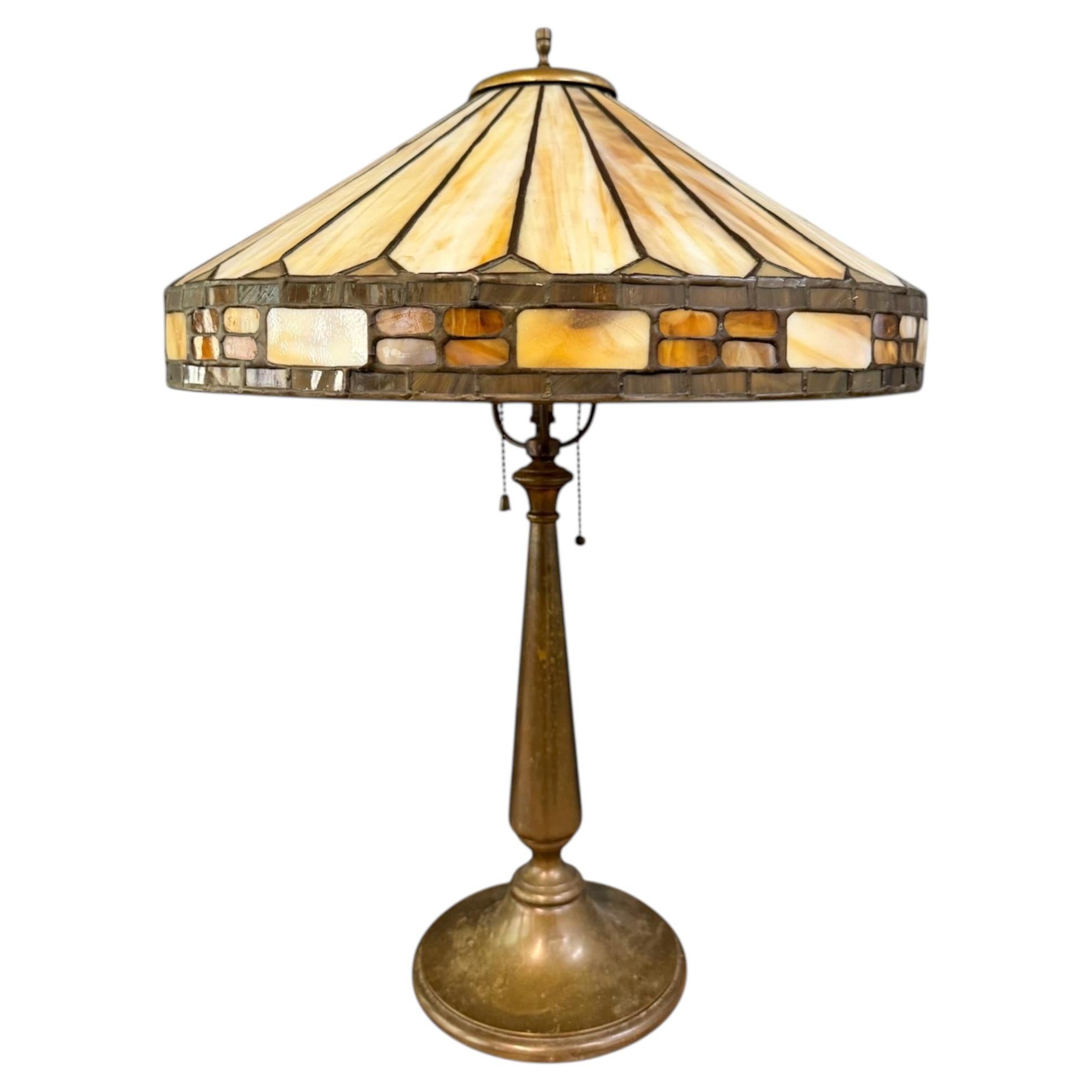 Antike Tischlampe aus Bleiglas von Duffner & Kimberly, Lampenschirm mit geometrischen Streifen