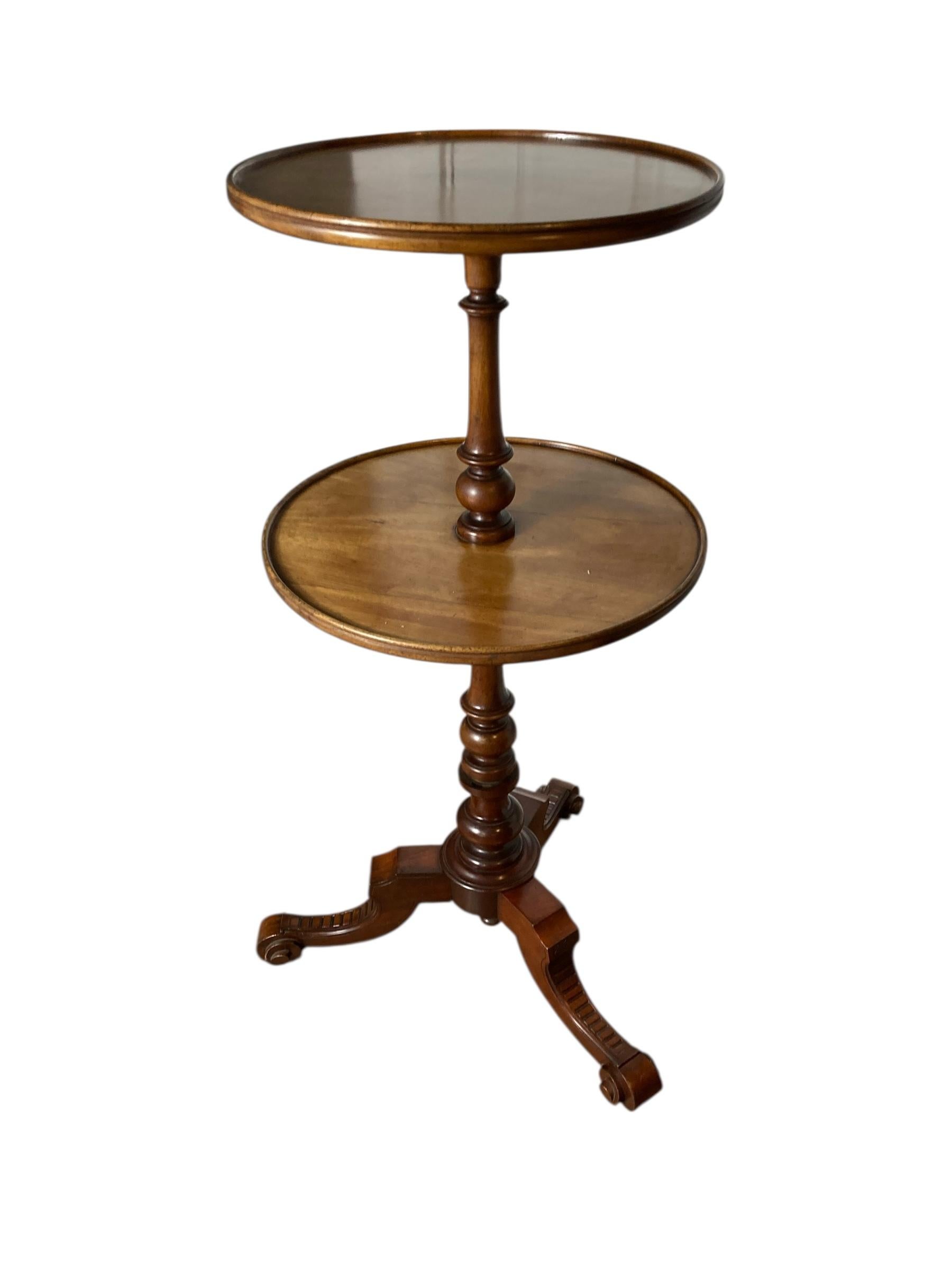 Antike Dumb Kellner Zwei-Tier-Mahagoni georgianischen Serviertisch Plant Stand. Englisch, aus der georgianischen Zeit, ca. 1790. Dieses schöne Exemplar mit seiner ausgezeichneten Form und Proportion bietet raffinierte Handwerkskunst und ein