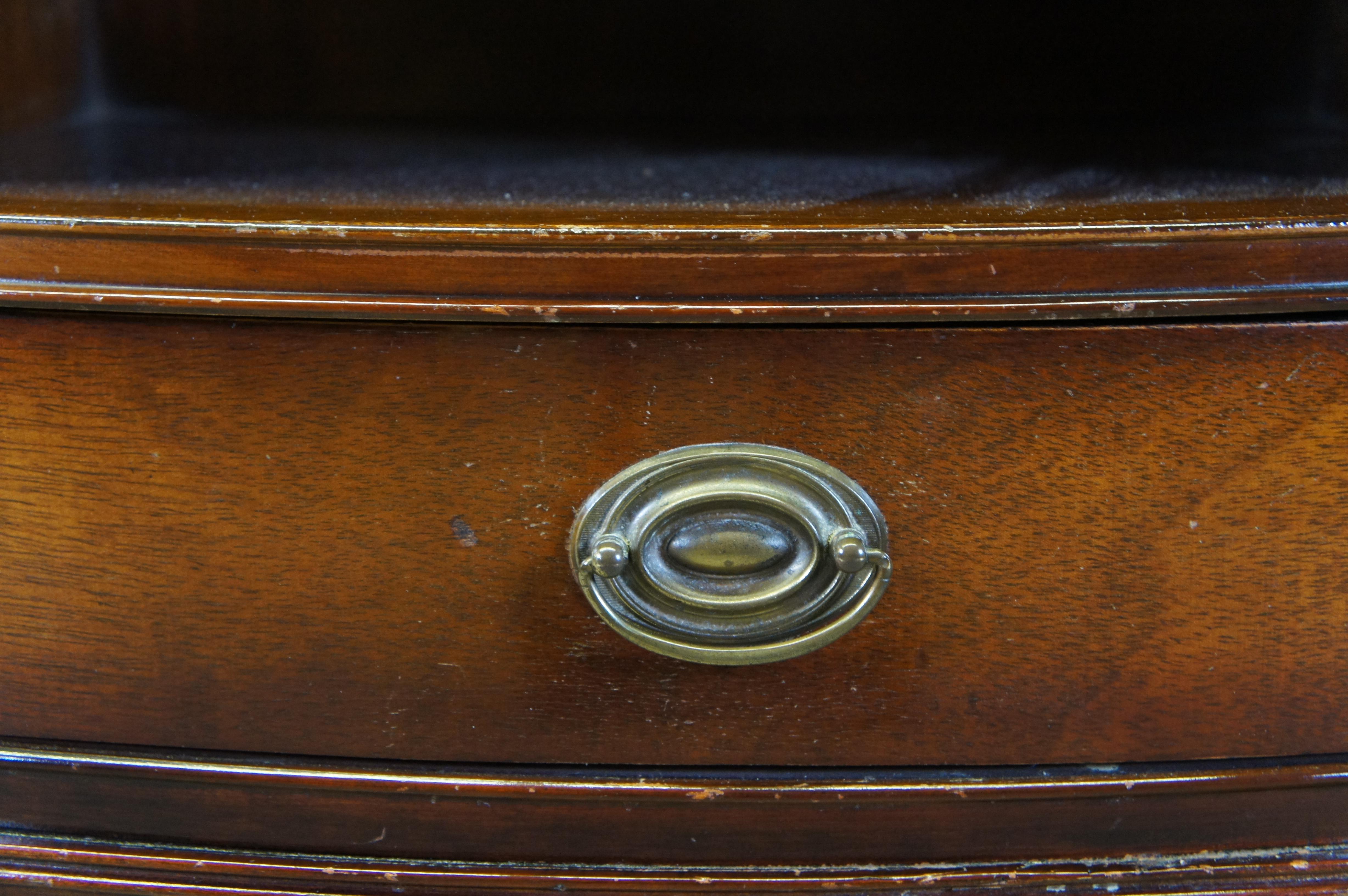 Milieu du XXe siècle Table de nuit à étages en acajou Duncan Phyfe Table d'appoint d'extrémité 27