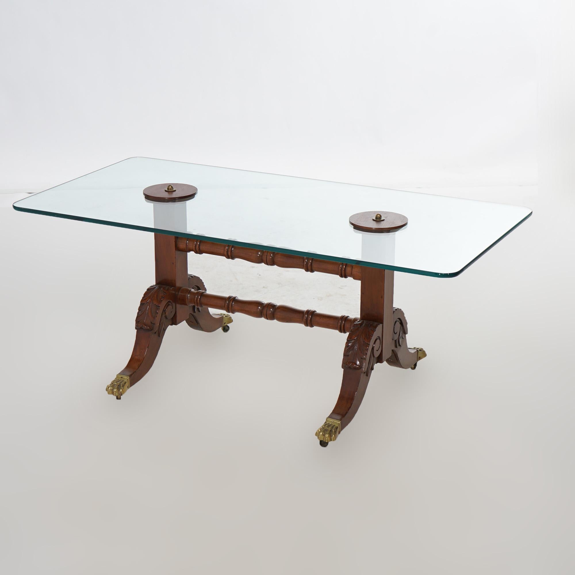 Anglais Ancienne table sculptée de l'école Duncan Phyfe, en acajou et verre avec pieds en laiton, 19e siècle