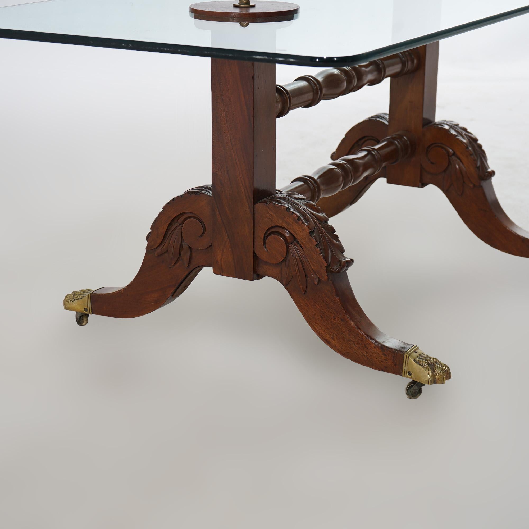 Ancienne table sculptée de l'école Duncan Phyfe, en acajou et verre avec pieds en laiton, 19e siècle 1