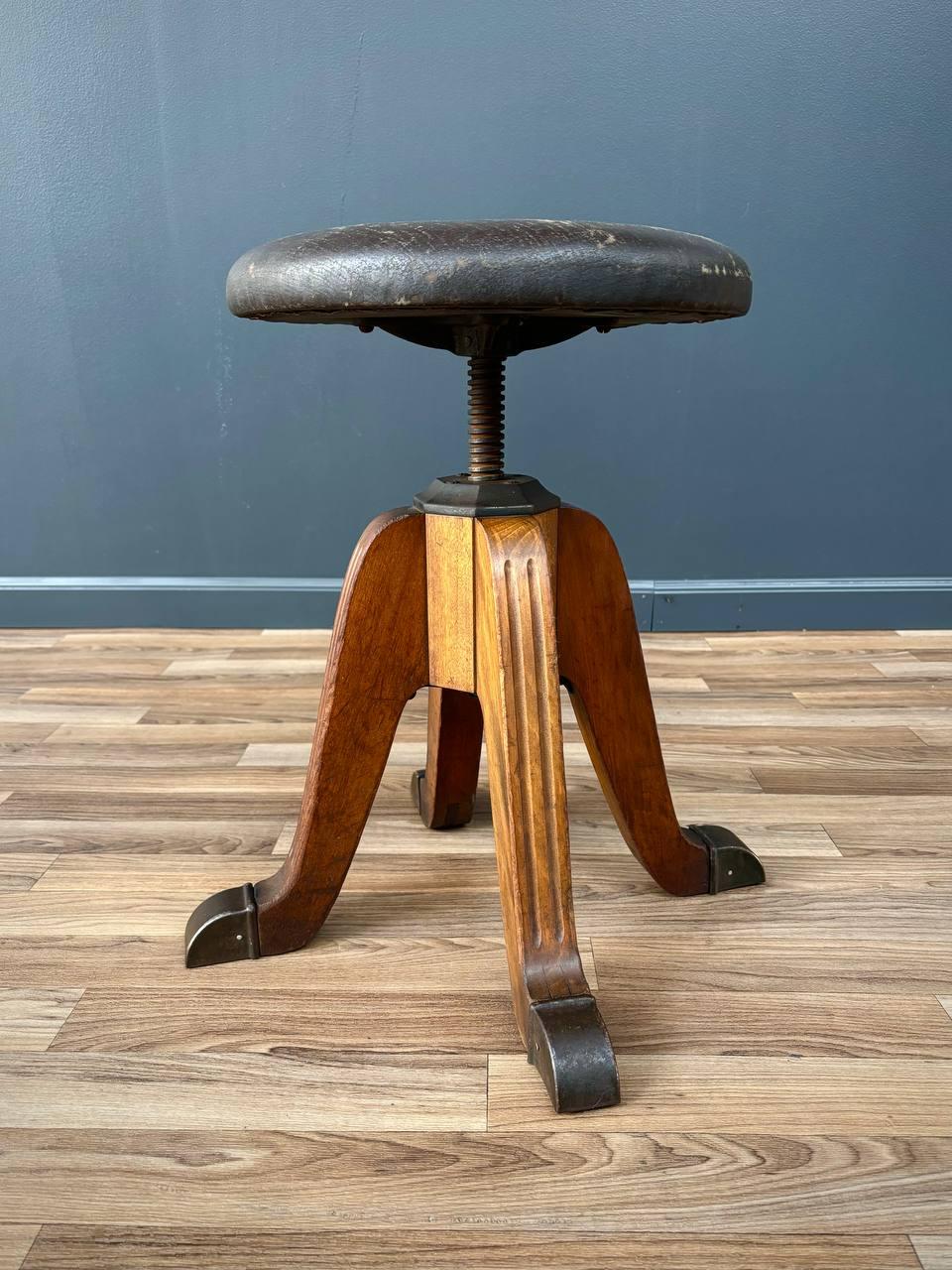 Antiguo taburete de piano ajustable estilo Duncan Phyfe Estadounidense