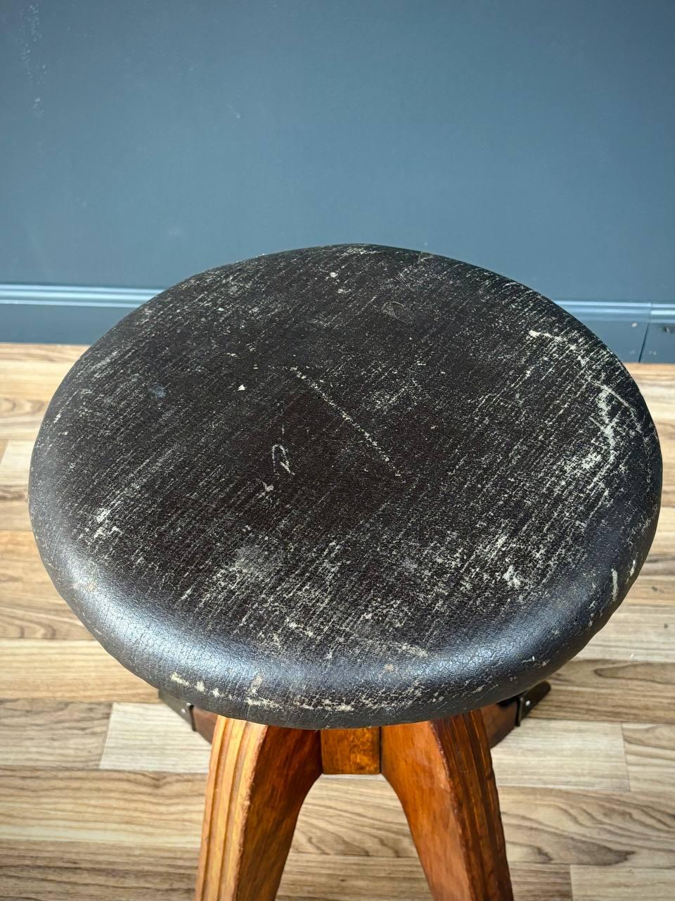 Antique Duncan Phyfe Style Adjustable Piano Stool In Good Condition For Sale In Los Angeles, CA