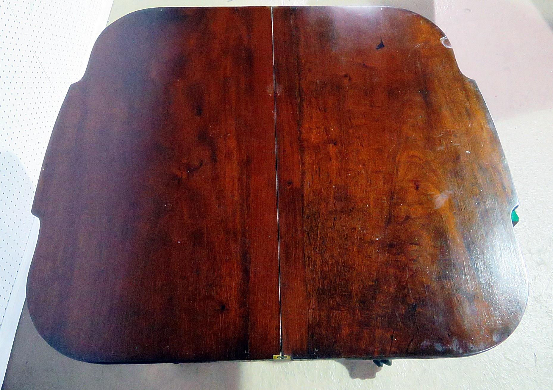 Antiker antiker Duncan Phyfe-Kartentisch aus massivem Mahagoni mit geschnitzten Pfotenfüßen aus den 1820er Jahren im Zustand „Gut“ im Angebot in Swedesboro, NJ