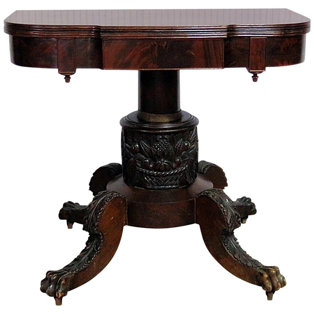 Ancienne table à cartes de style Duncan Phyfe en acajou massif des années 1820 avec pieds en pattes sculptés