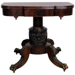 Ancienne table à cartes de style Duncan Phyfe en acajou massif des années 1820 avec pieds en pattes sculptés