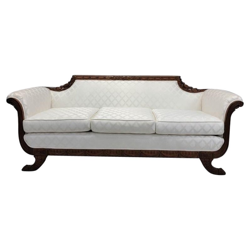 Antikes Mahagoni-Sofa im Duncan Phyfe-Stil, gepolstert mit weißer Seide