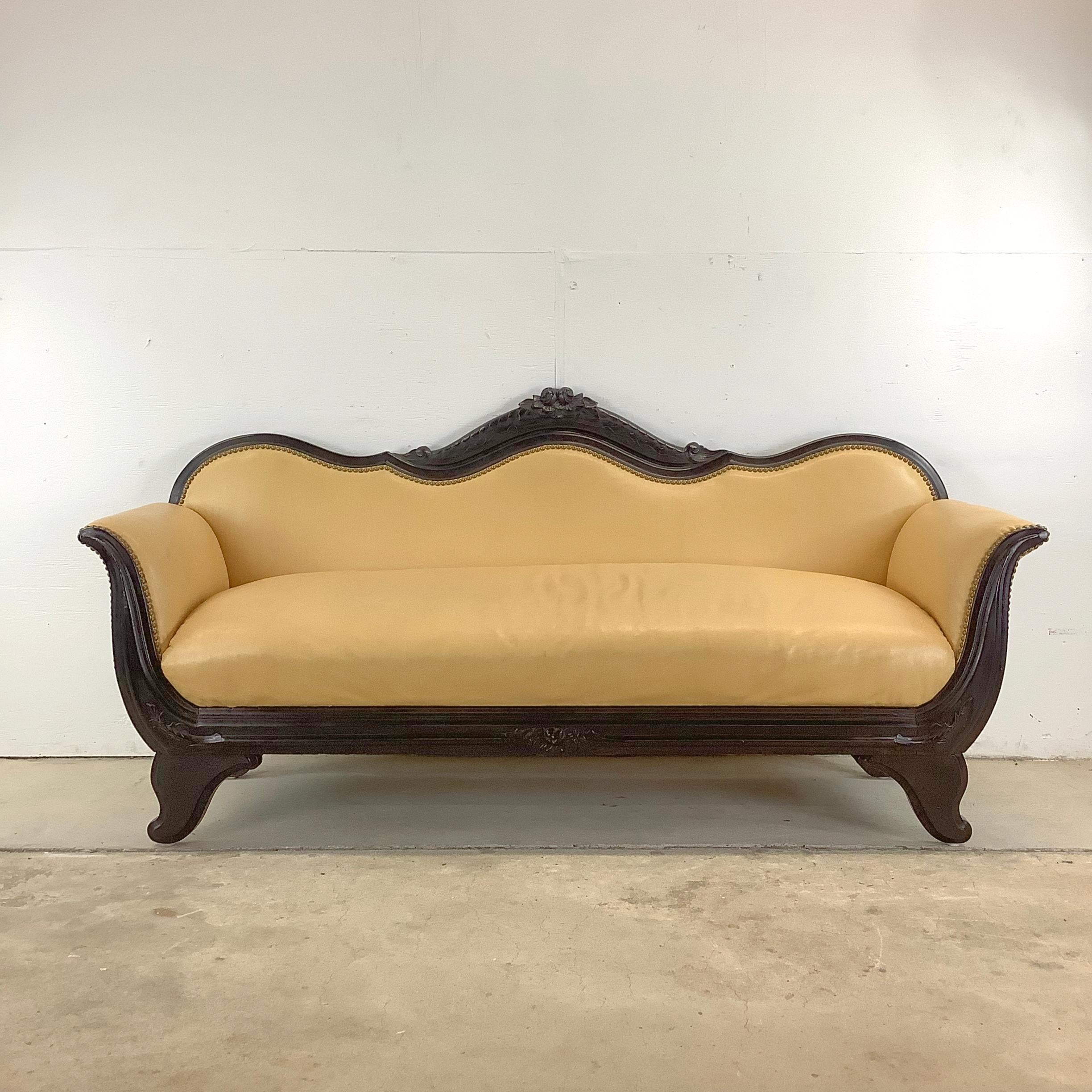 nfondi la tua casa con una raffinatezza senza tempo con questo divano antico in stile Duncan Phyfe. La sua cornice in legno ebanizzato presenta squisiti intagli che evidenziano l'abilità e la maestria dell'epoca. Abbinato alla lussuosa tappezzeria,
