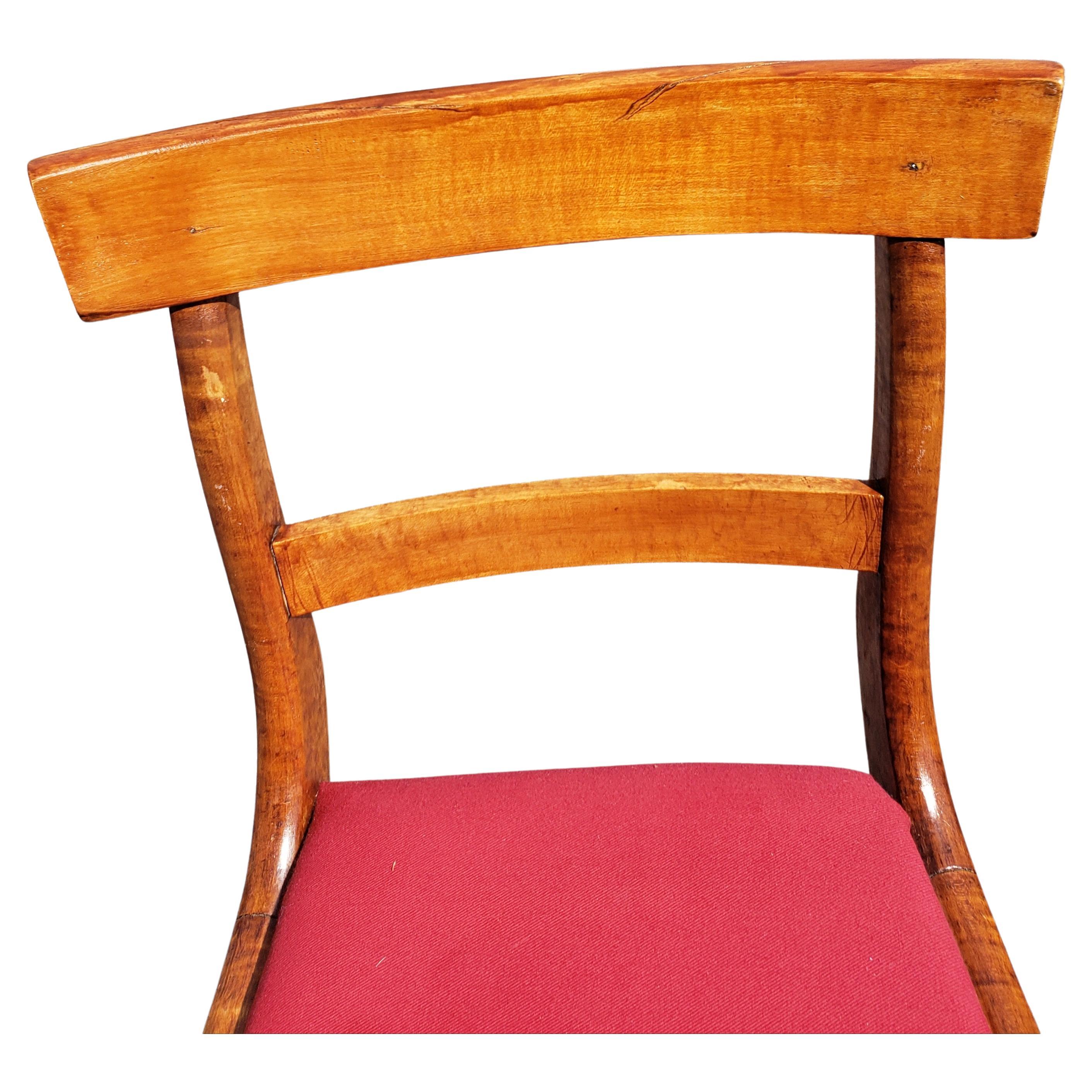 Ein sehr charmanter Duncan Phyfe Stuhl aus dem 19. Jahrhundert. Handgefertigt. Roter, brandneuer roter Samtbezug in Arbeit.
Maße: 18 
