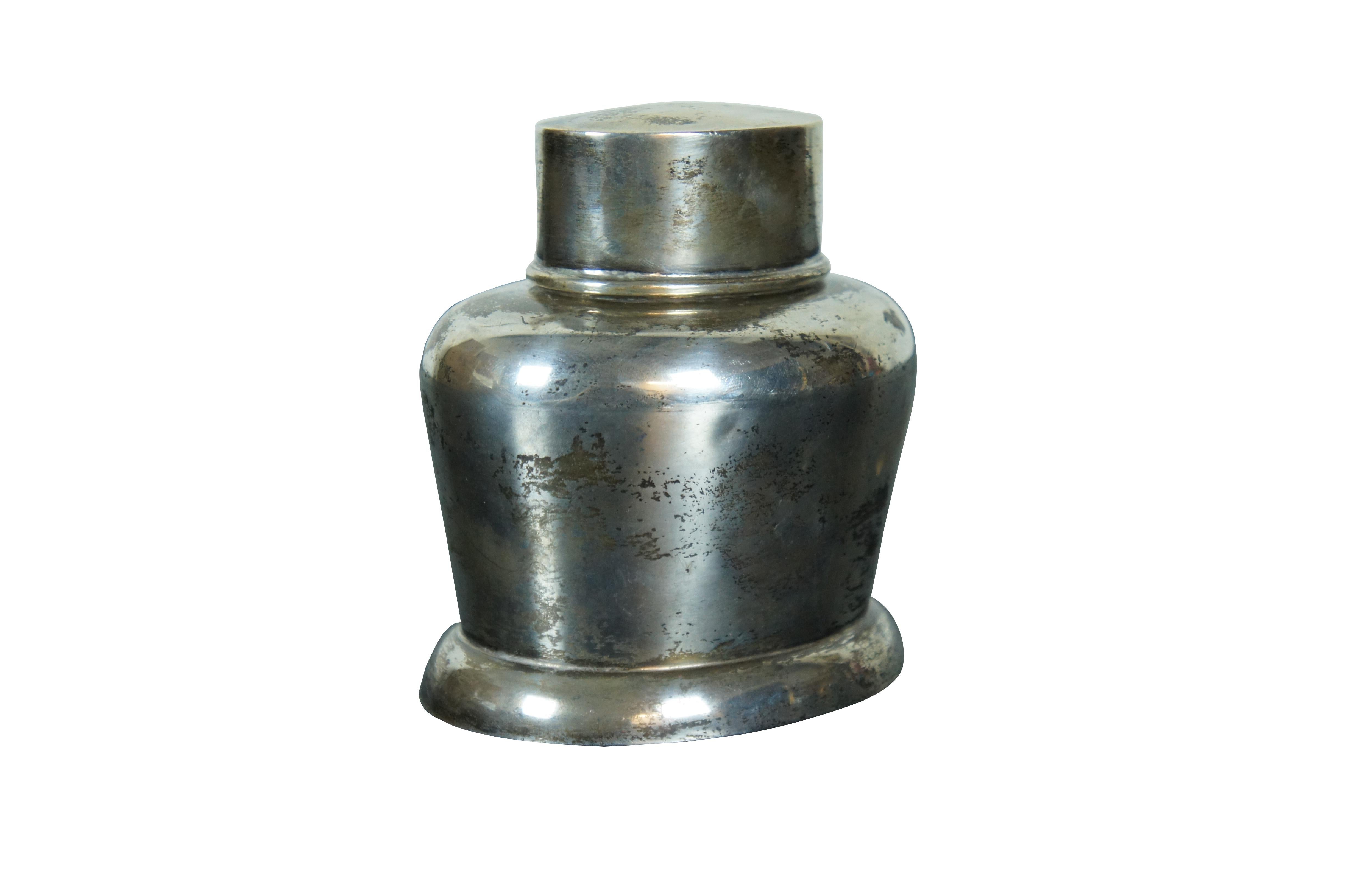 Antico contenitore per il tè / tea caddy / snuff in argento sterling di Birmingham del 1912 di Duncan & Scobbie. Corpo ovale con base e coperchio con piedi.

Dimensioni:
3,5