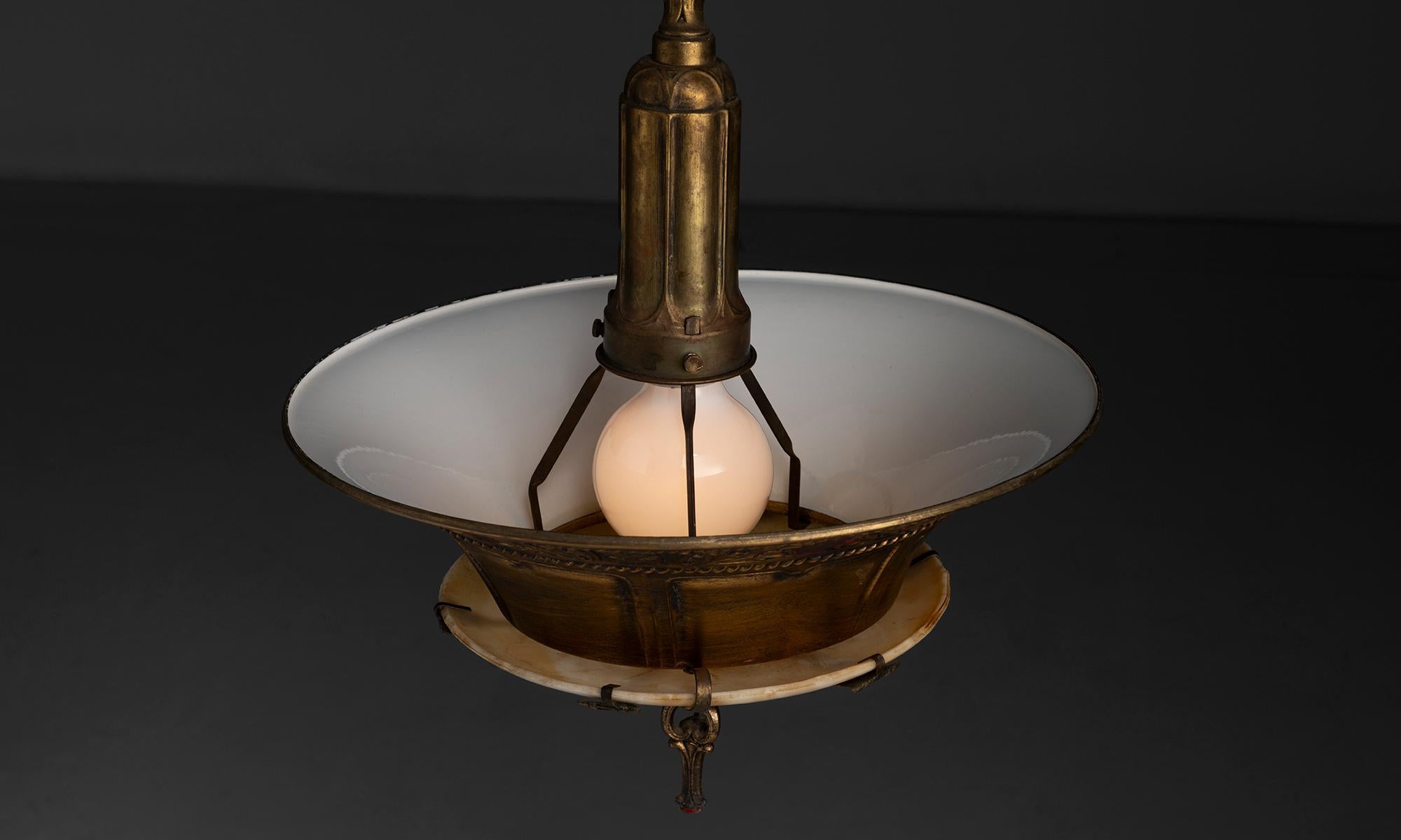 Americano Antichi pendenti da soffitto in vetro opalino Duplexalite, America circa 1920 in vendita