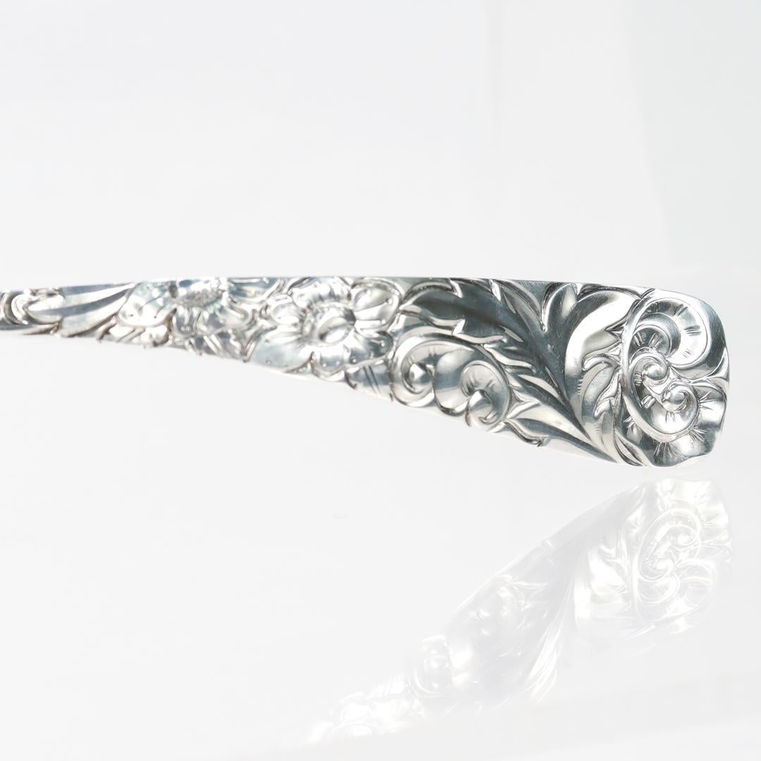 Cucharón sopero antiguo Durgin de plata de ley con diseño de volutas en venta 7