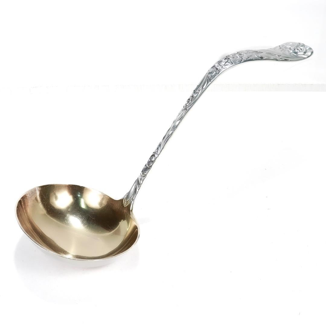 Un buen cucharón sopero de plata antigua.

Por Durgin.

En plata de ley.

En el patrón de desplazamiento.

Marcado en el reverso con la marca del fabricante Durgin / Sterling / J.E. Caldwell & Co. (minorista de Filadelfia).

Sencillamente, ¡un