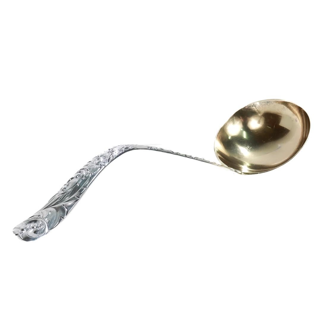 Cucharón sopero antiguo Durgin de plata de ley con diseño de volutas en venta 2