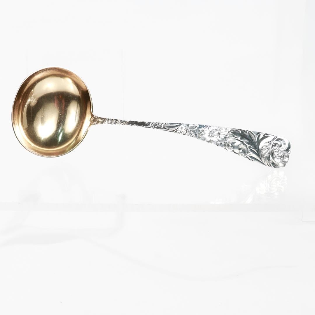 Cucharón sopero antiguo Durgin de plata de ley con diseño de volutas en venta 5