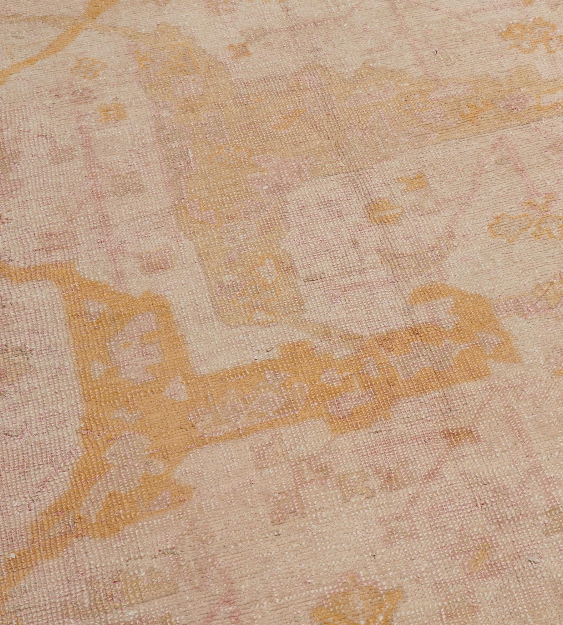 Antiker authentischer Anatolischer Oushak-Teppich aus Wolle in Altrosa im Angebot 1