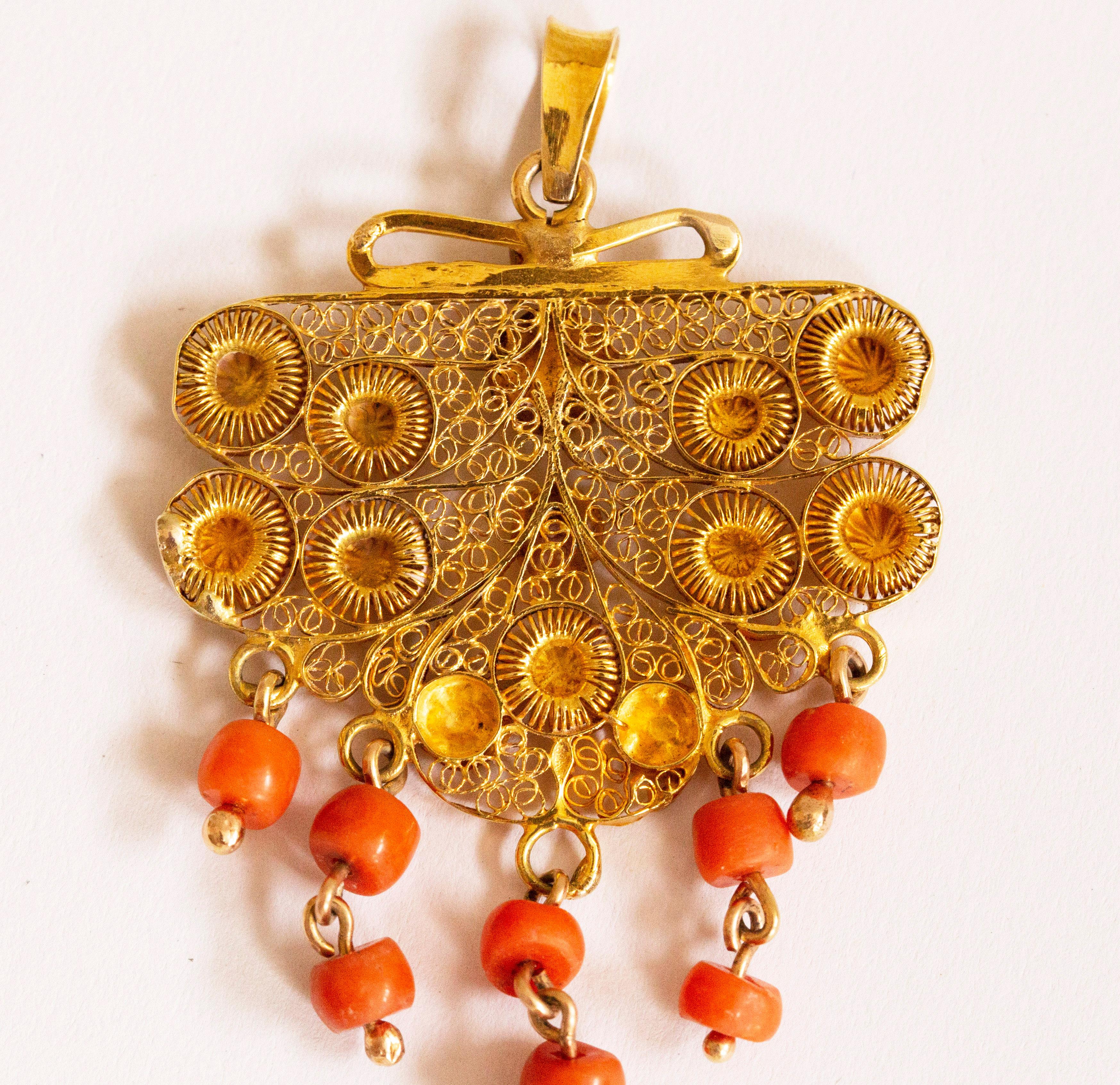 Victorien Pendentif néerlandais ancien filigrane en or 14 carats et corail rouge en vente