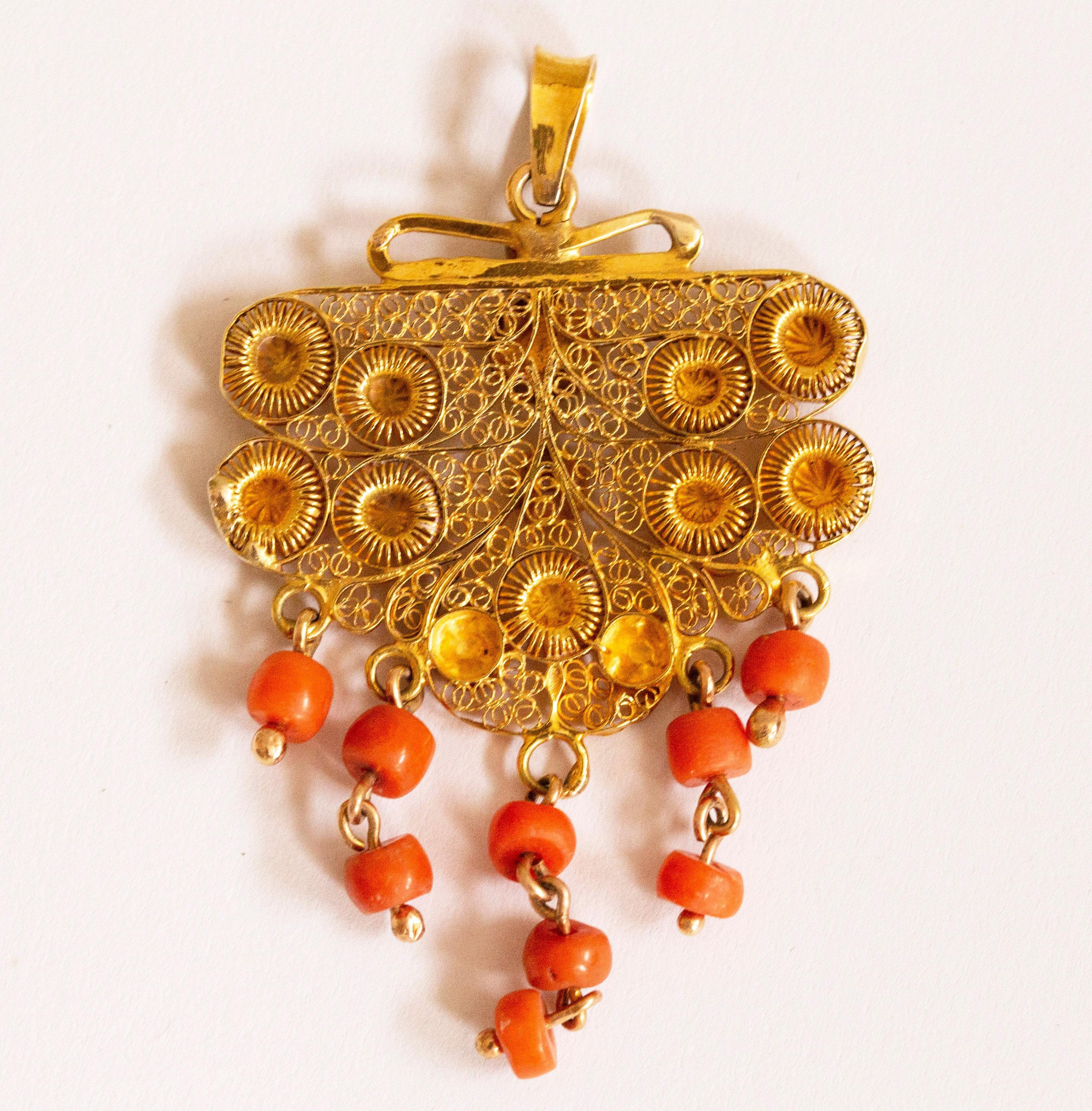 Perle Pendentif néerlandais ancien filigrane en or 14 carats et corail rouge en vente