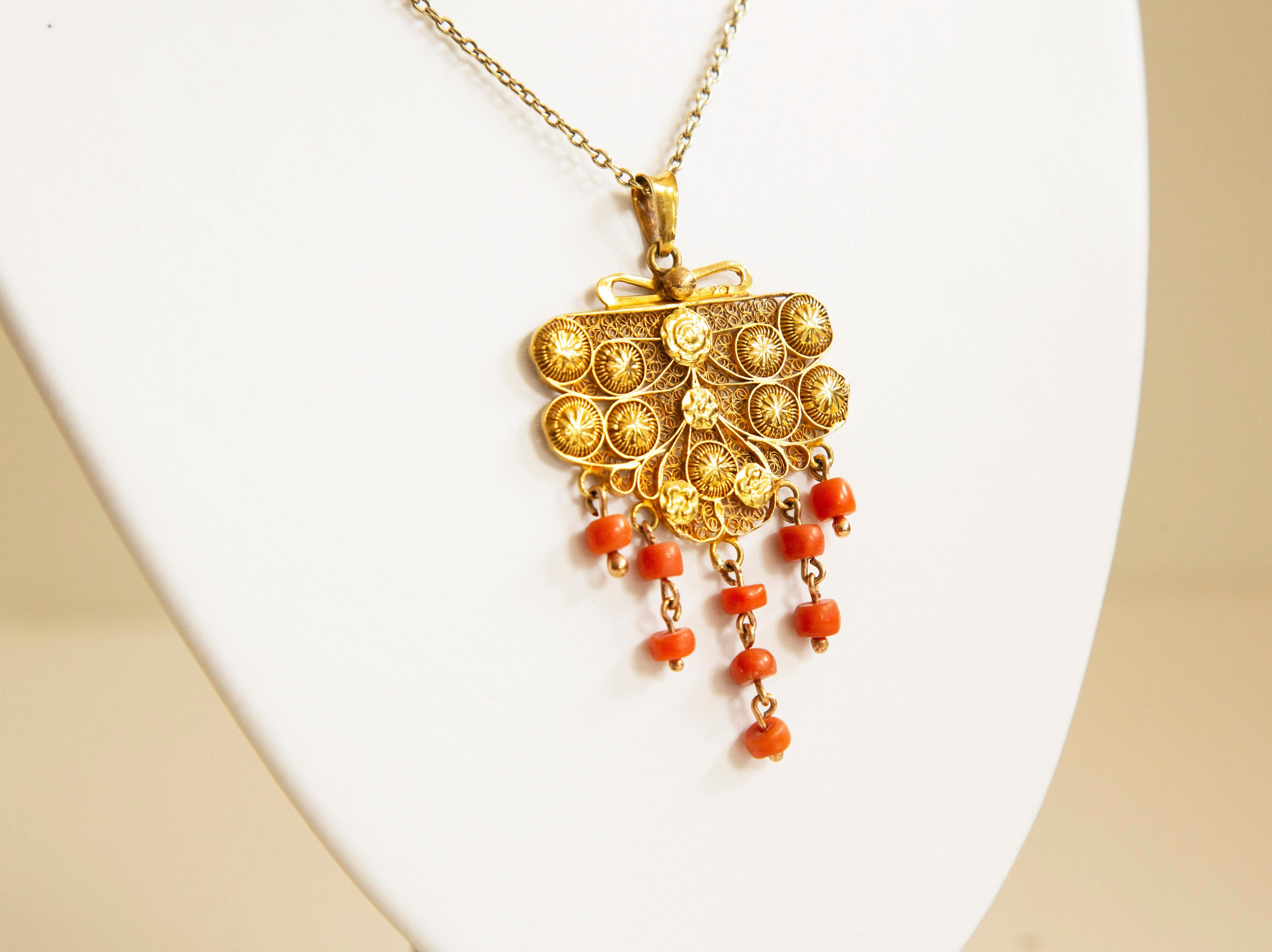 Pendentif néerlandais ancien filigrane en or 14 carats et corail rouge Unisexe en vente