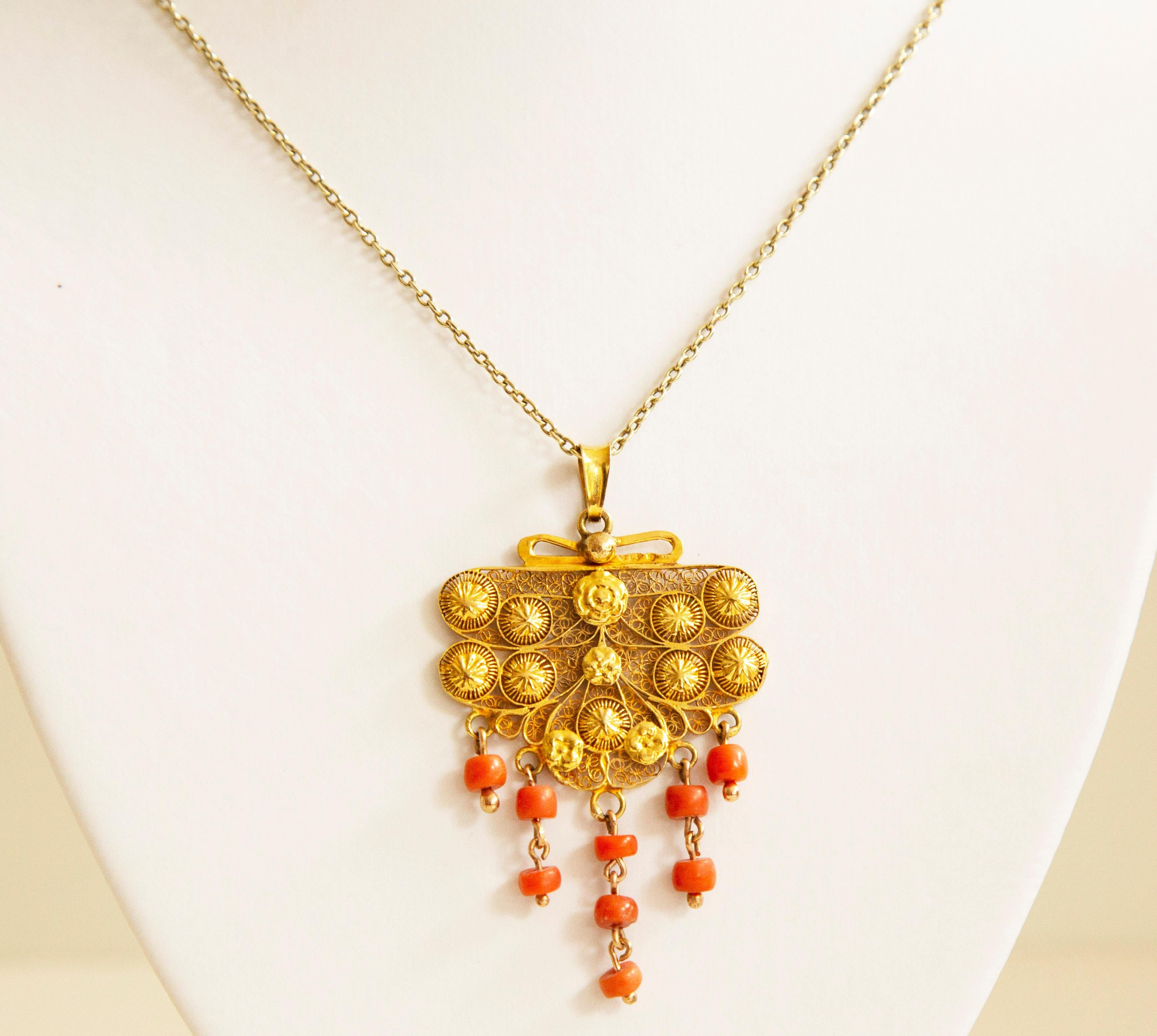 Pendentif néerlandais ancien filigrane en or 14 carats et corail rouge en vente 1