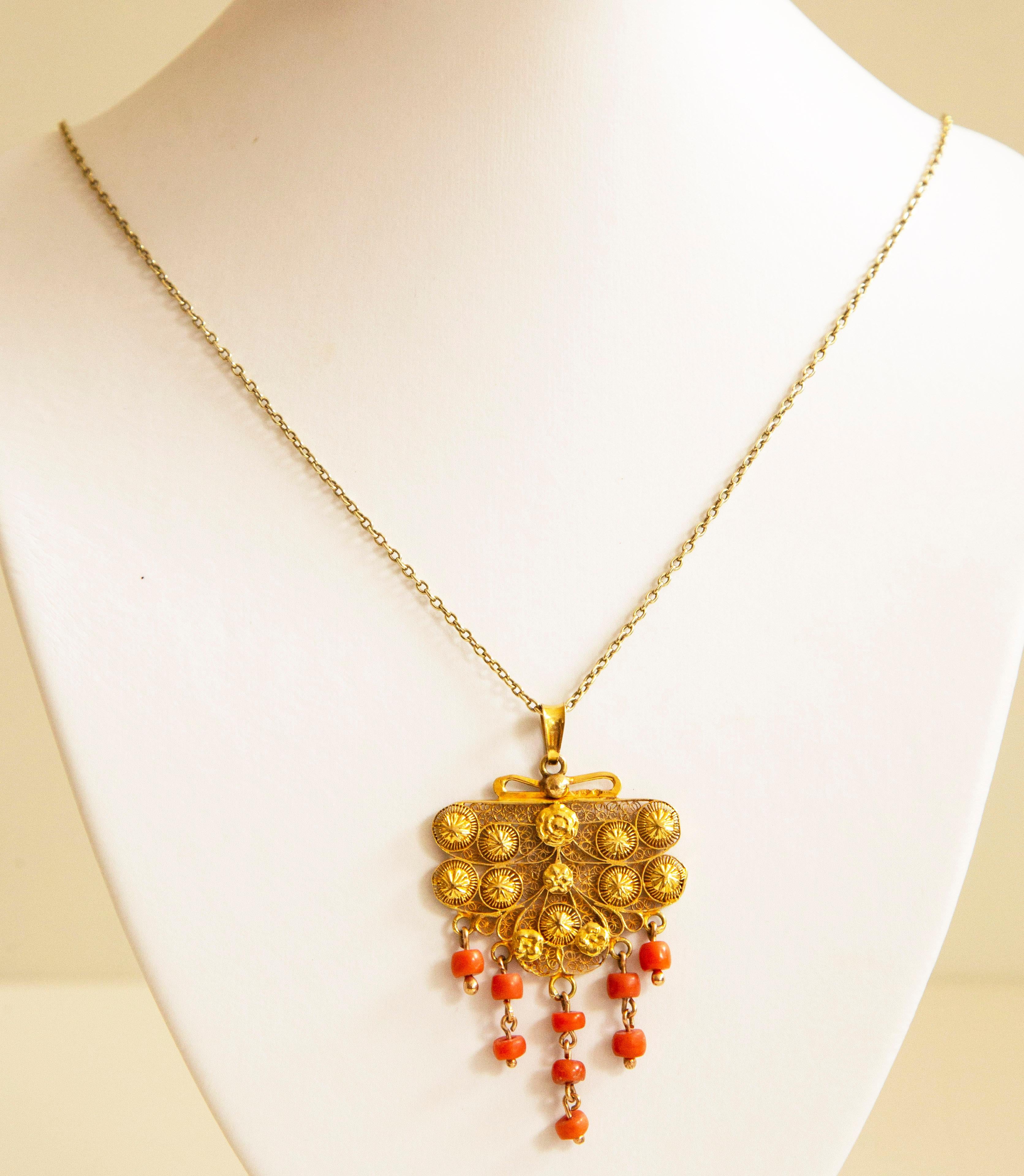 Pendentif néerlandais ancien filigrane en or 14 carats et corail rouge en vente 2