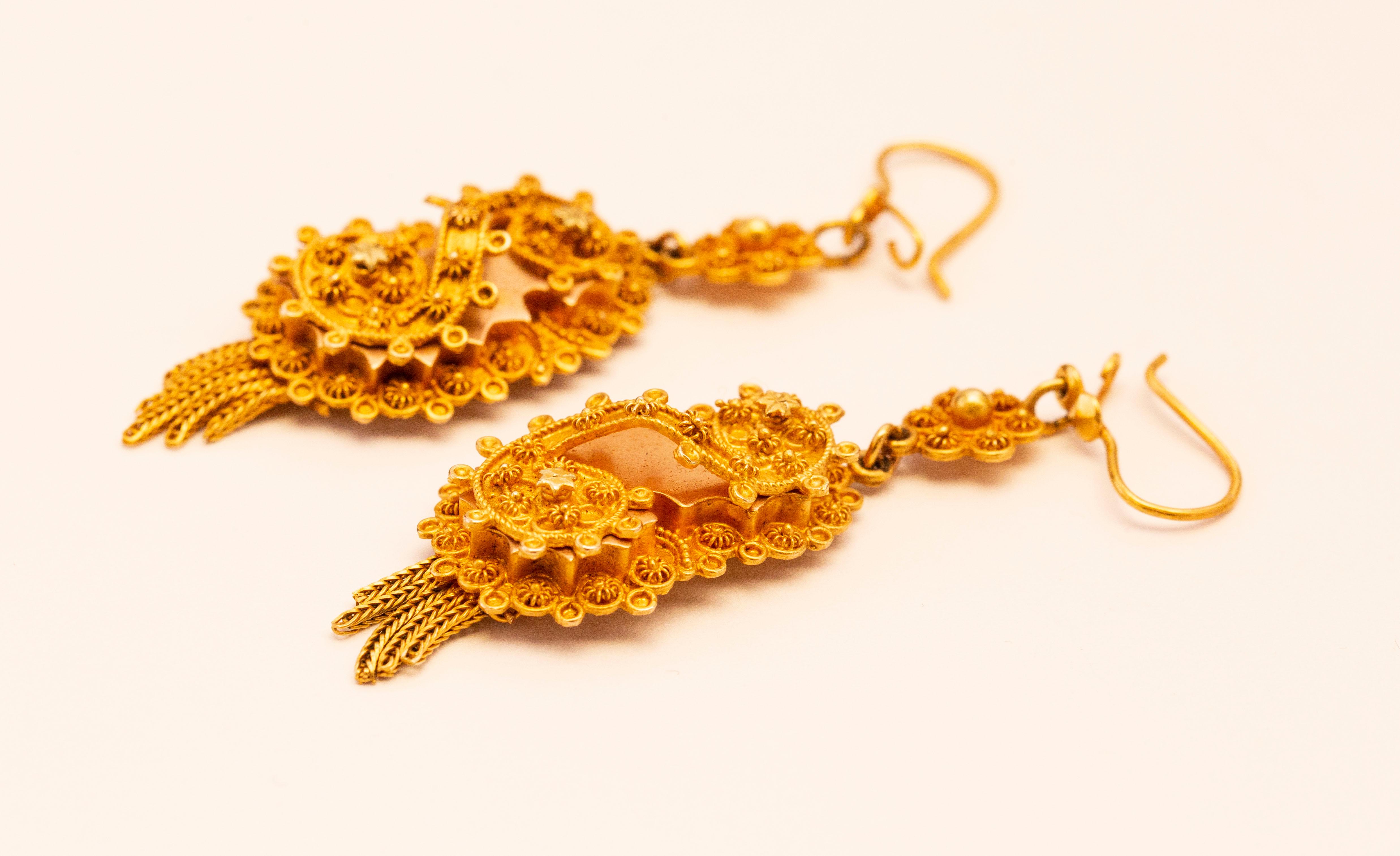 Antique Dutch 14 karat yellow and rose gold dangle earrings made with filigree technique. Filigree is a very refined technique that uses a thin golden thread to form a lace-like pattern or even fine embroidery. Each earring features very