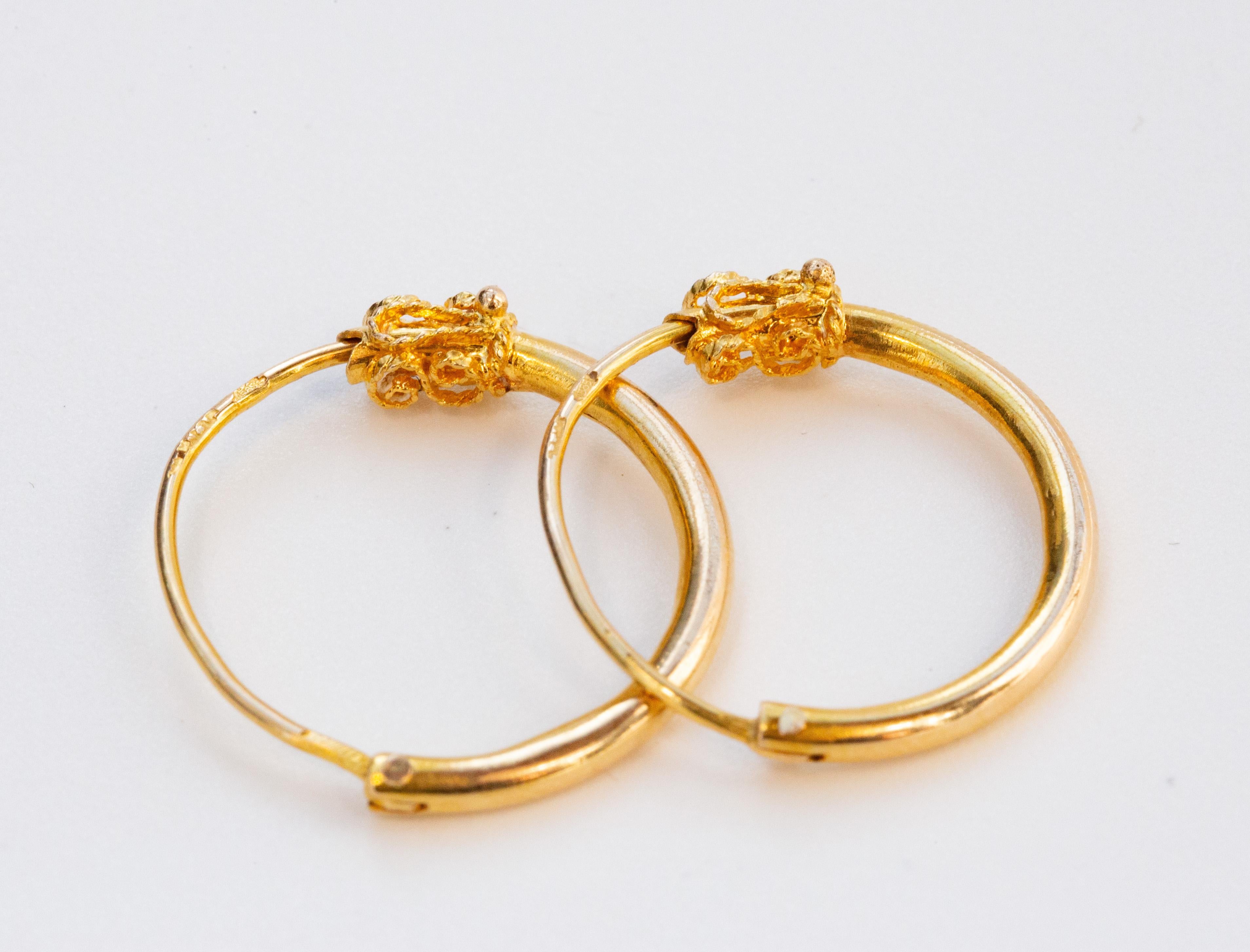 Victorian Antique Dutch 14 Karat Yellow Gold Hoop Earrings with Filigree Decoration For Sale