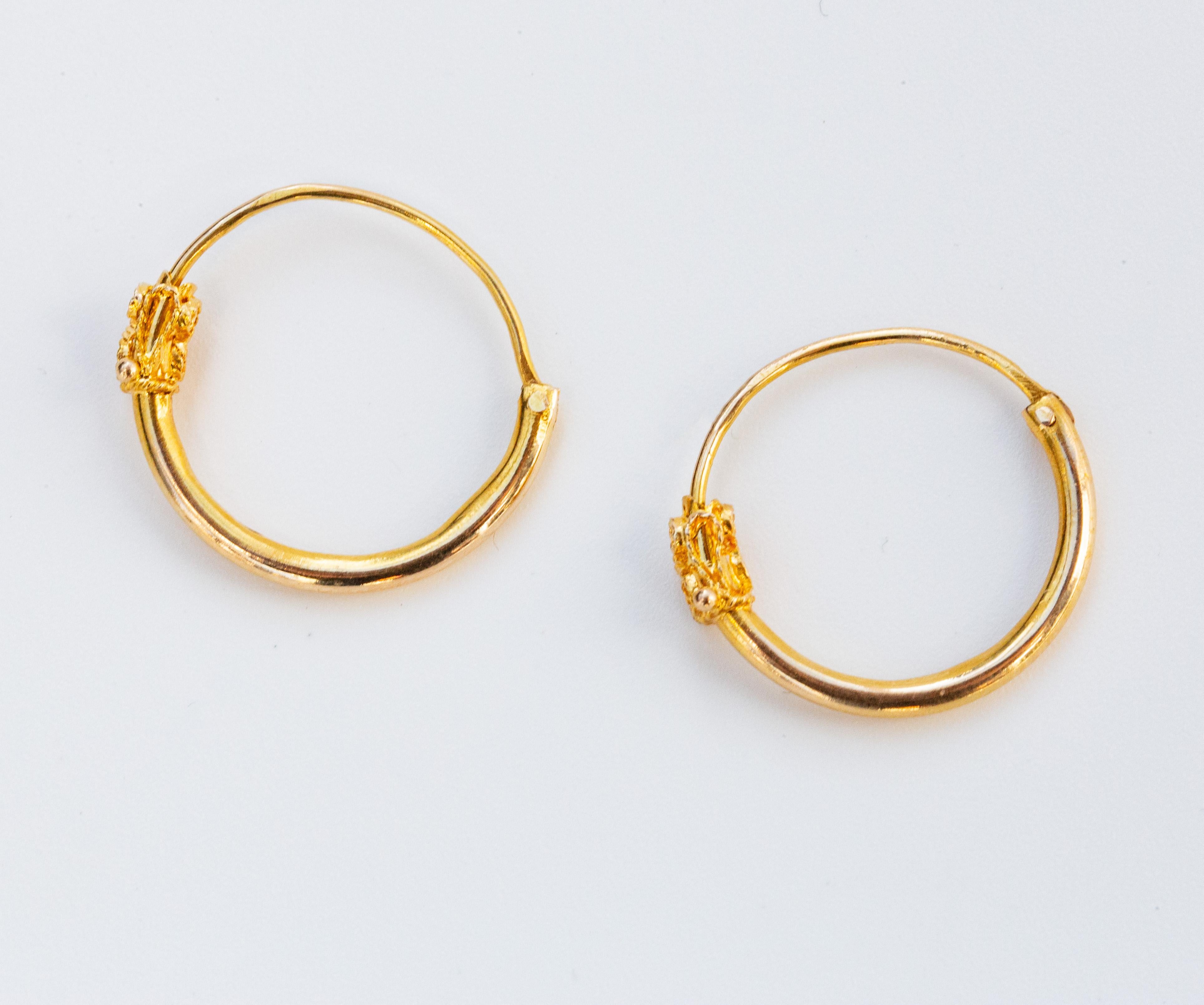 Antique Dutch 14 Karat Yellow Gold Hoop Earrings with Filigree Decoration In Good Condition For Sale In Arnhem, NL