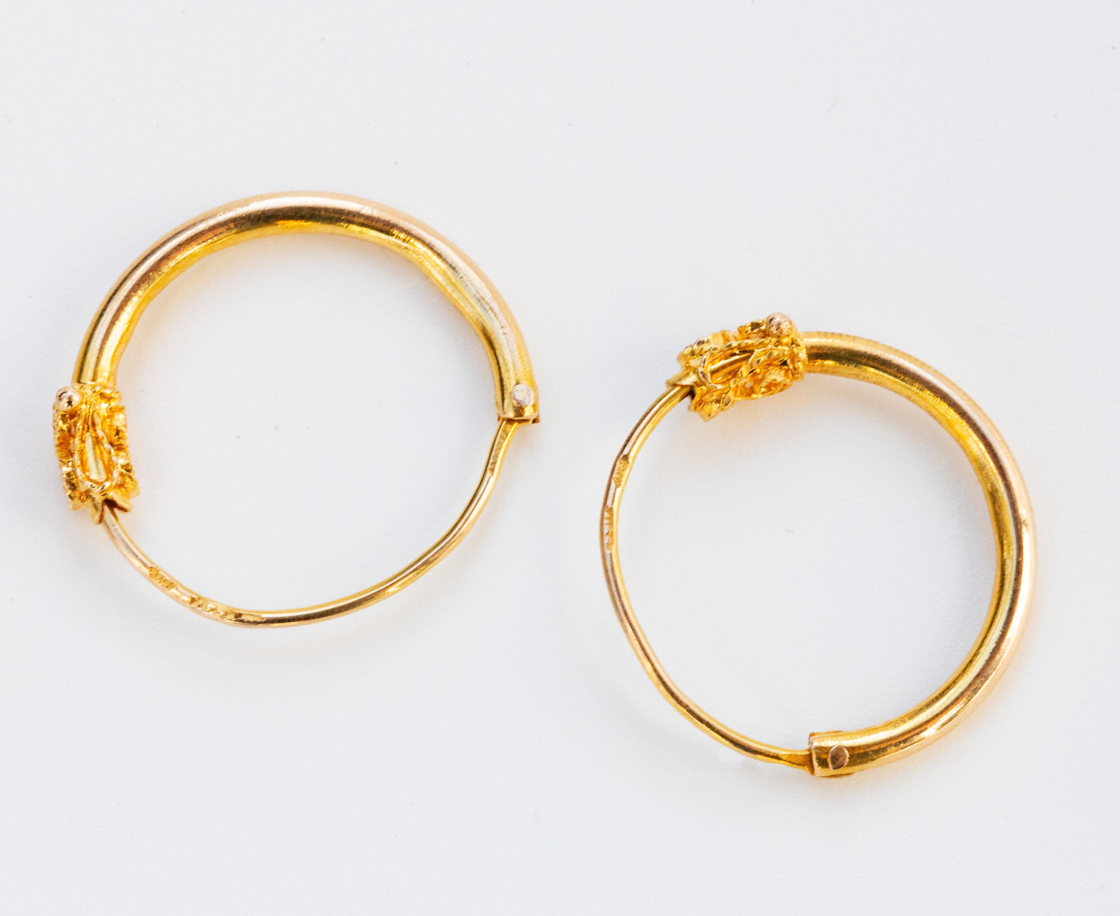 Antique Dutch 14 Karat Yellow Gold Hoop Earrings with Filigree Decoration For Sale 1