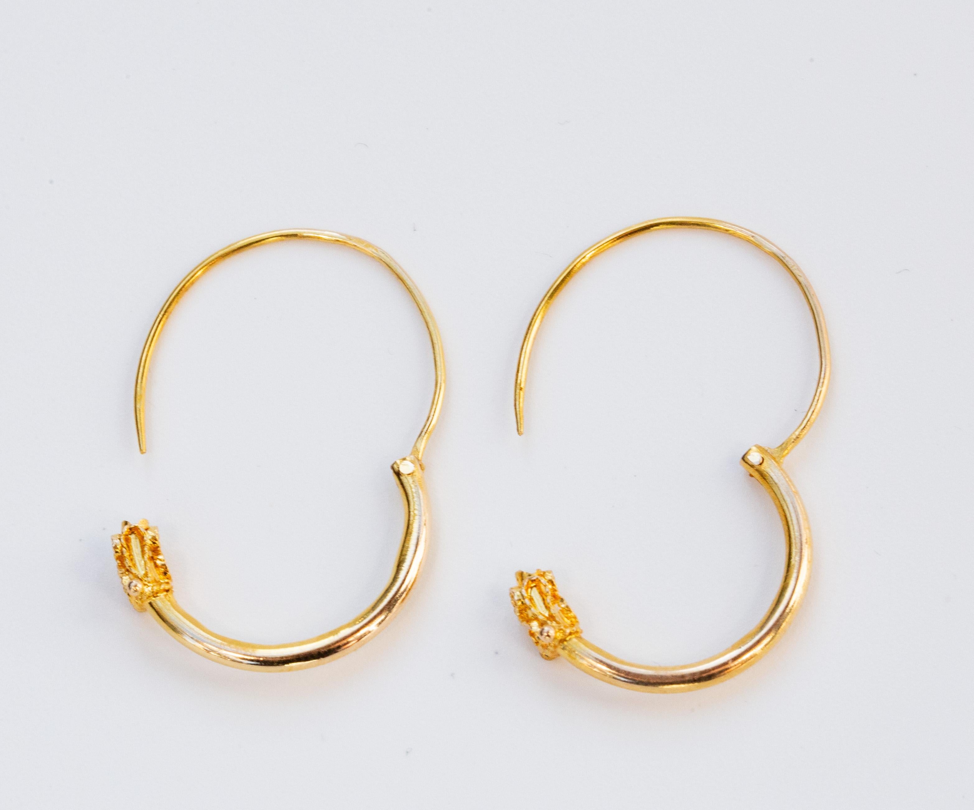Antique Dutch 14 Karat Yellow Gold Hoop Earrings with Filigree Decoration For Sale 3