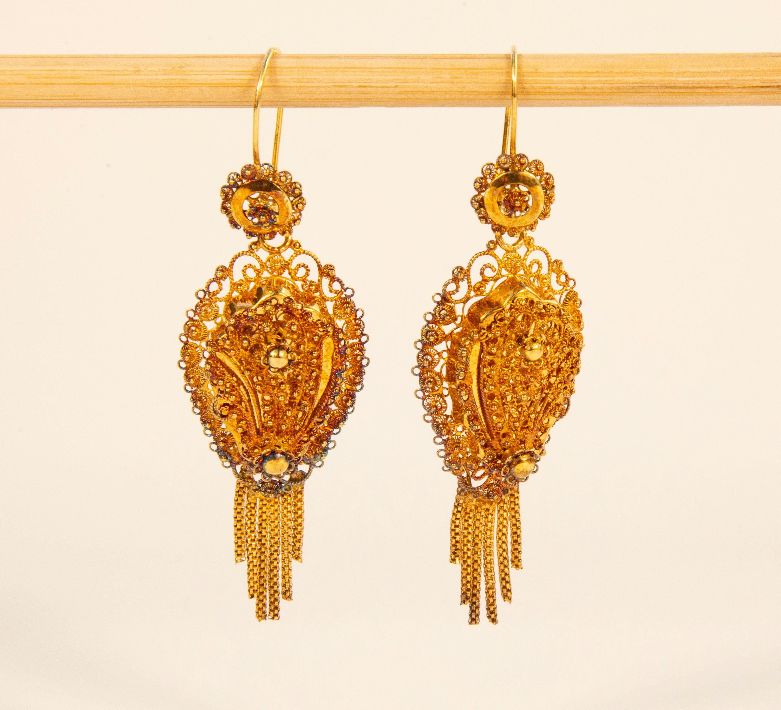 Antique Dutch 14 karat yellow gold dangle earrings made with filigree technique. The filigree technique is a very refined method that uses a thin golden thread to form a lace-like pattern and fine embroidery. Each item features very sophisticated