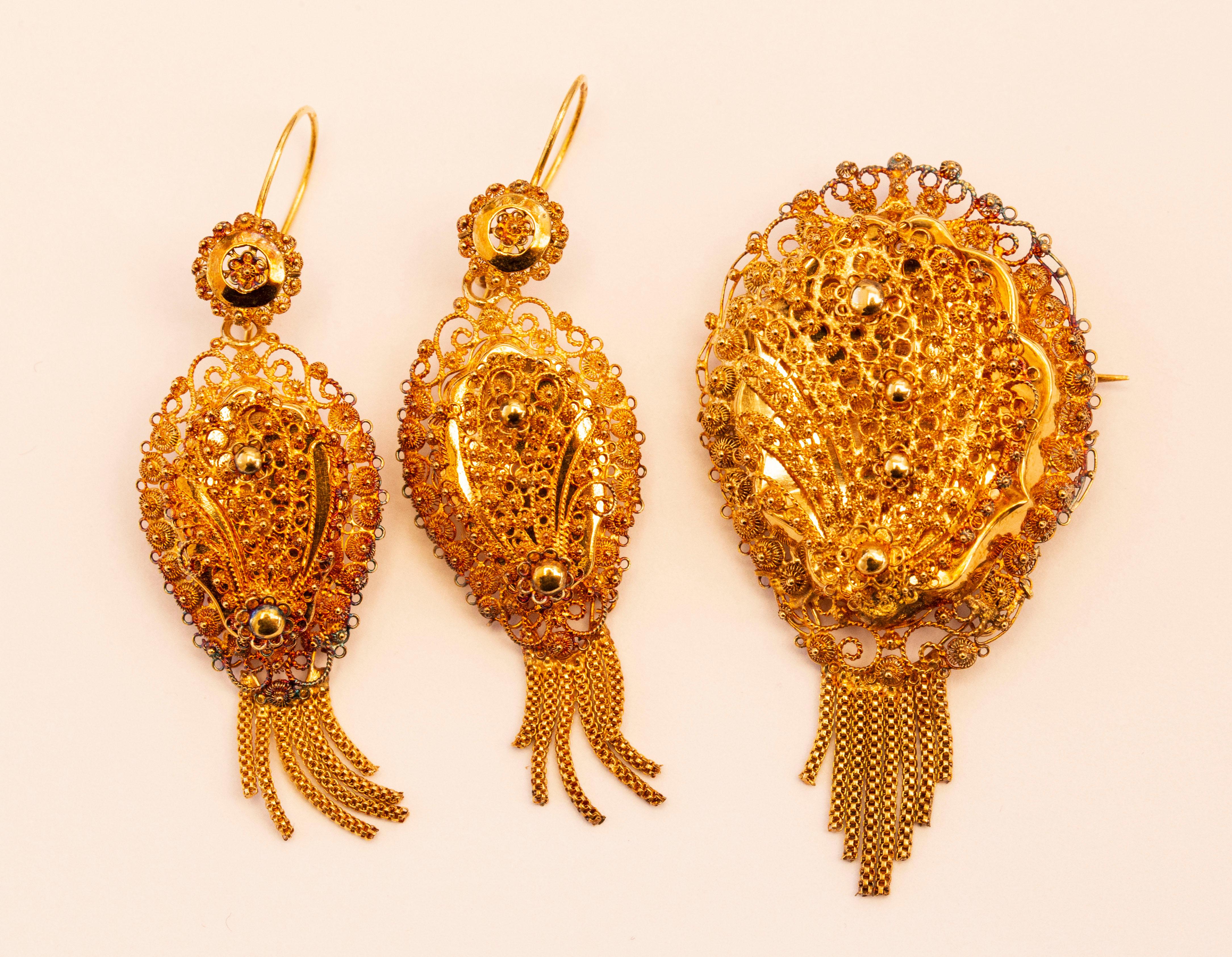 Antique Dutch 14 karat yellow gold dangle earrings with a pendant/brooch made with filigree technique. The filigree technique is a very refined method that uses a thin golden thread to form a lace-like pattern and fine embroidery. Each item features