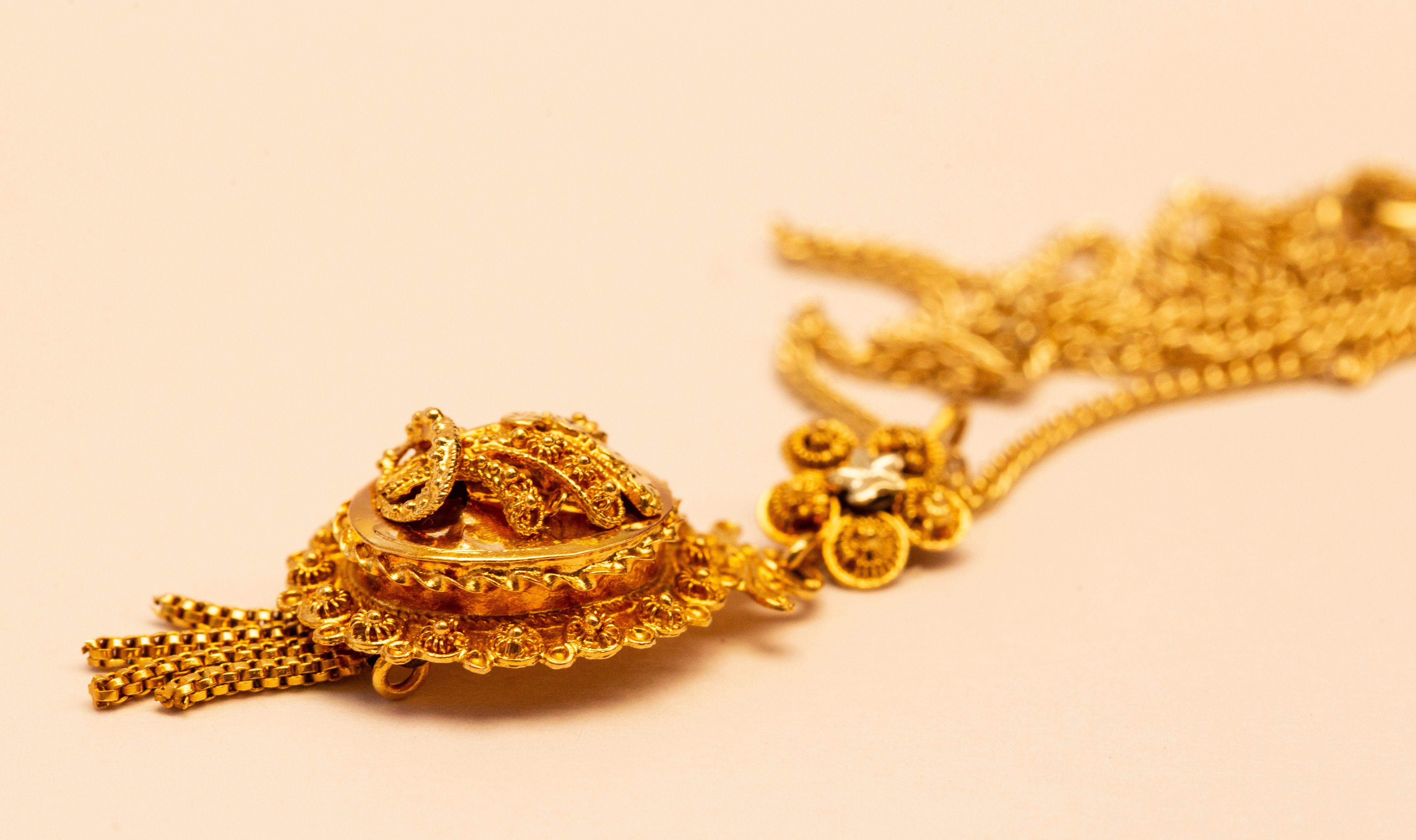 gold bindiya design
