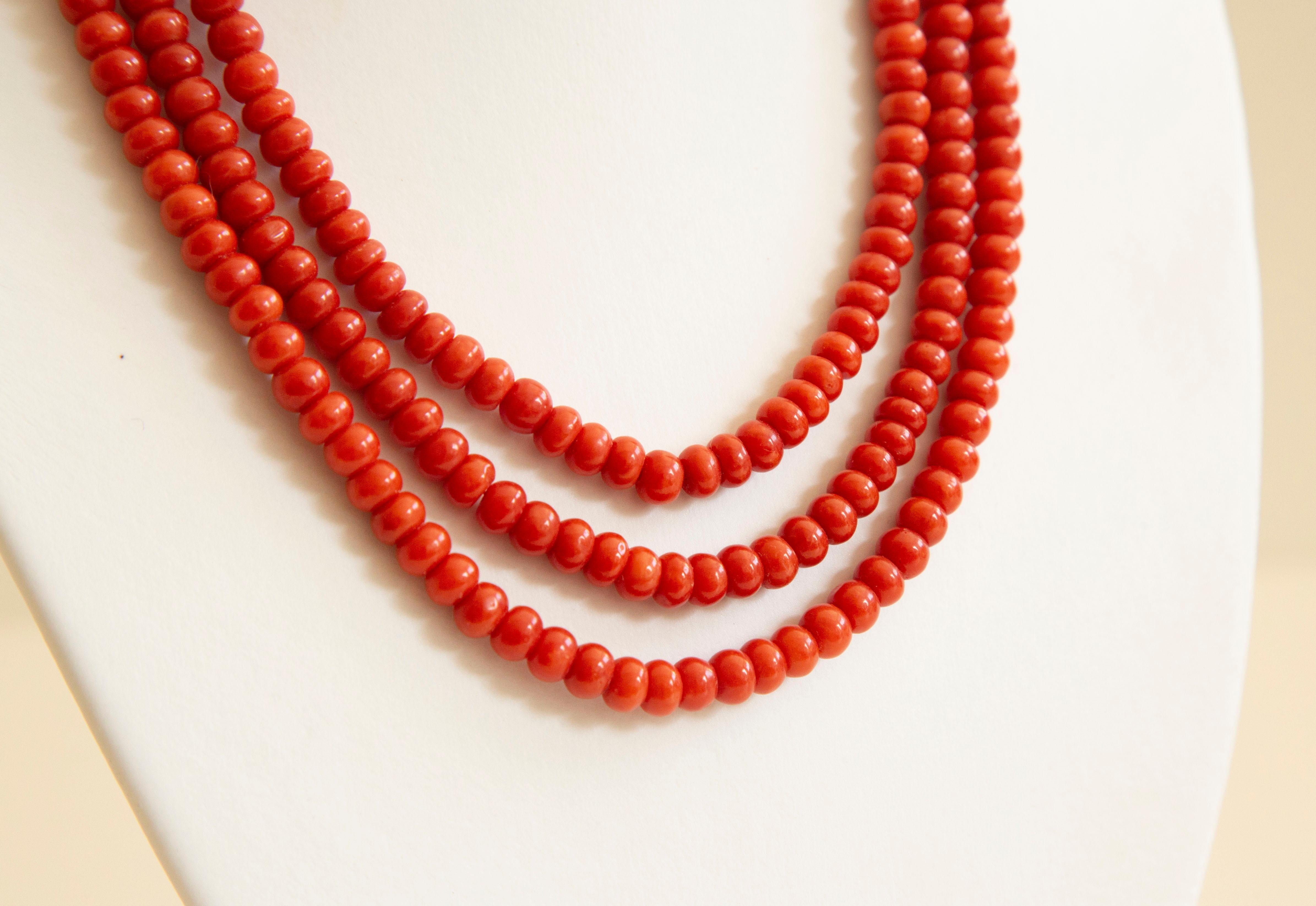 Antike holländische 3-reihige rote Korallen-Halskette mit filigranem Verschluss aus 14 Karat Gold (Perle) im Angebot
